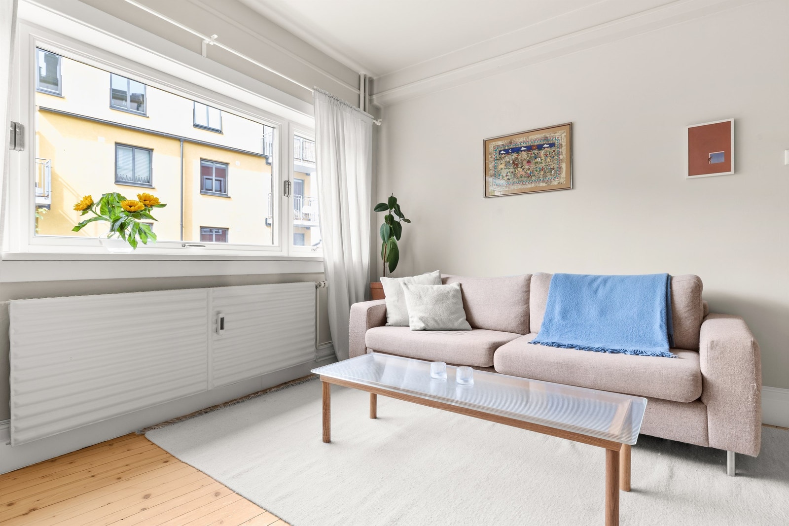 De store vindusflatene og den generøse takhøyden gir en god romfølelse og masse lys. Galleribilde