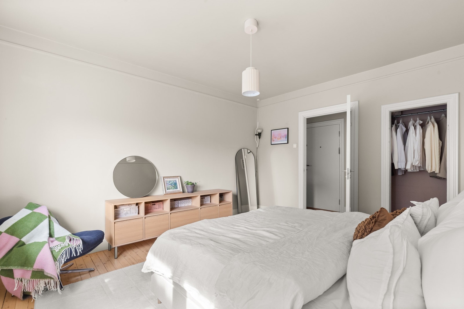 Godt med oppbevaringsmulighet i innebygget garderobeskap. Galleribilde