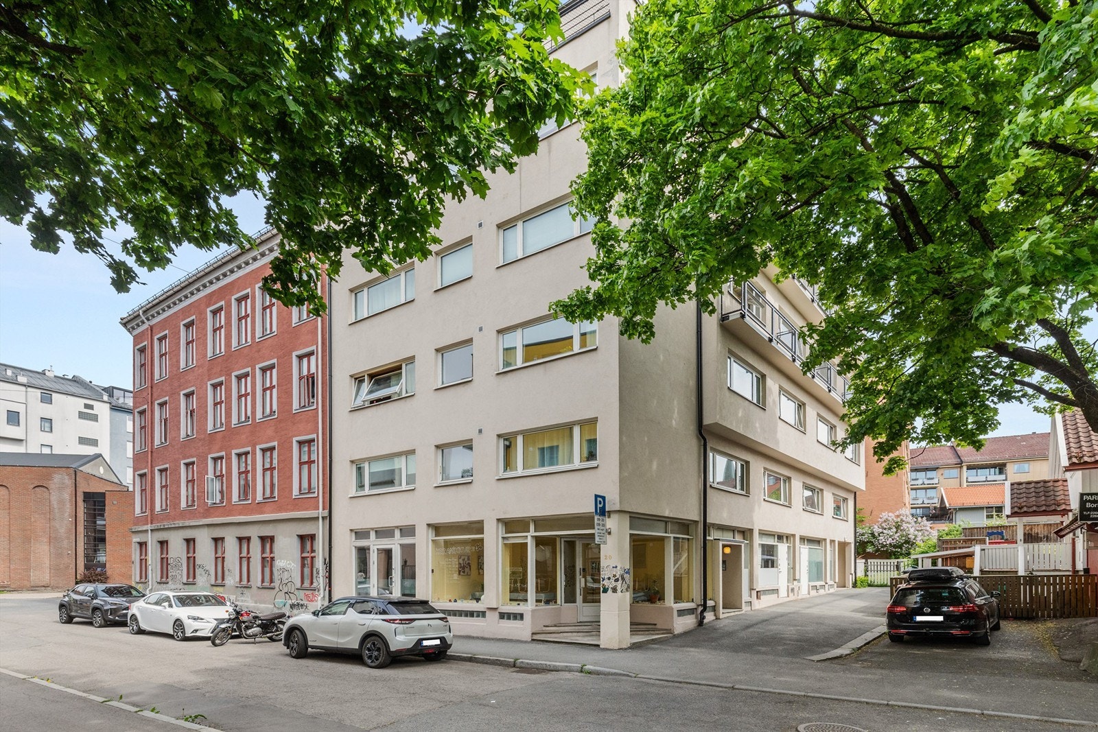 Leiligheten har en meget sentral og rolig beliggenhet i et attraktivt boligområde på Vålerenga, mellom Kampen, Jordal og Gamlebyen. Ellers er Enebakkveien blindgate uten gjennomgangstrafikk. Galleribilde
