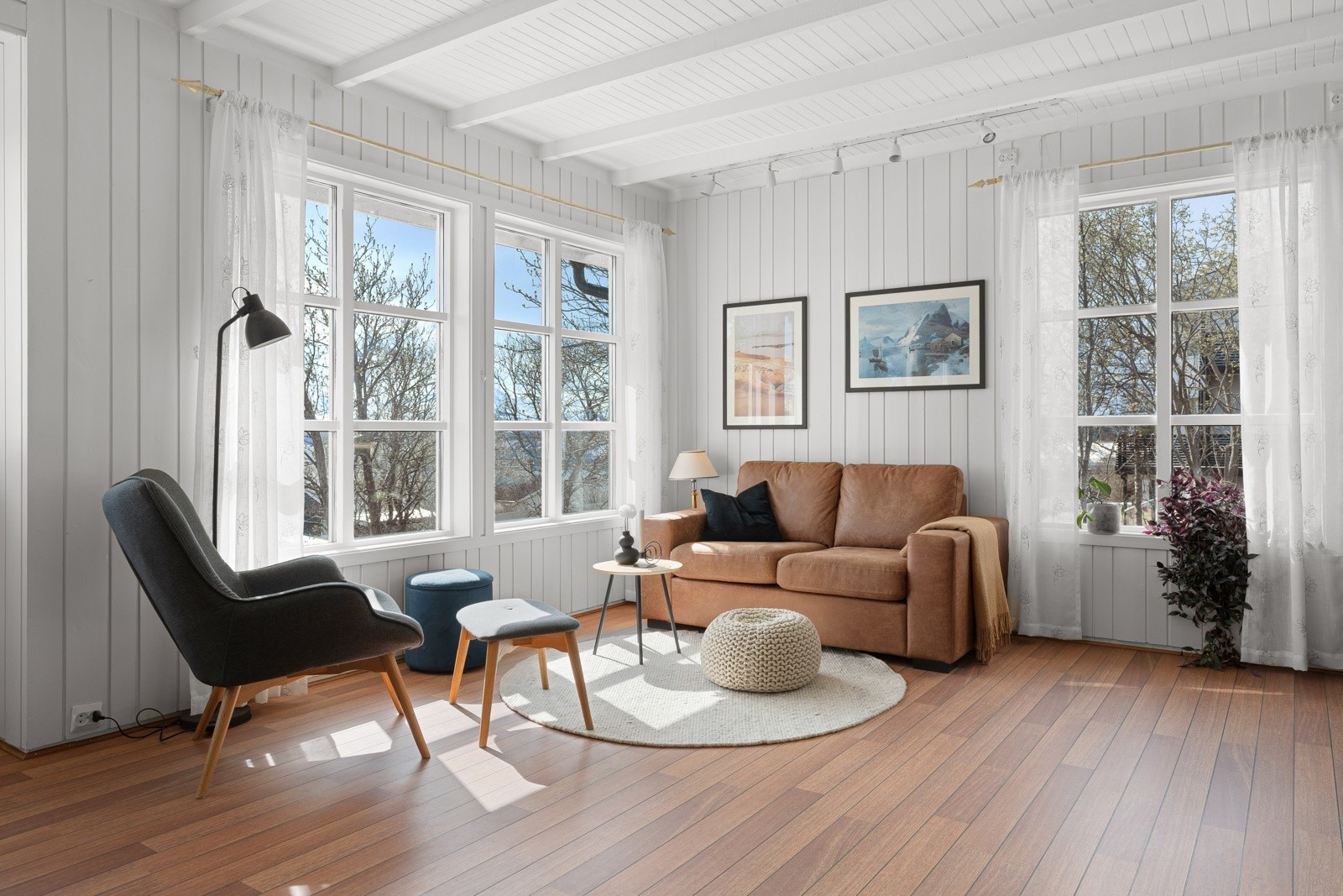 Boligen framstår som lys og delikat med gjennomtenkte farge- og materialvalg.