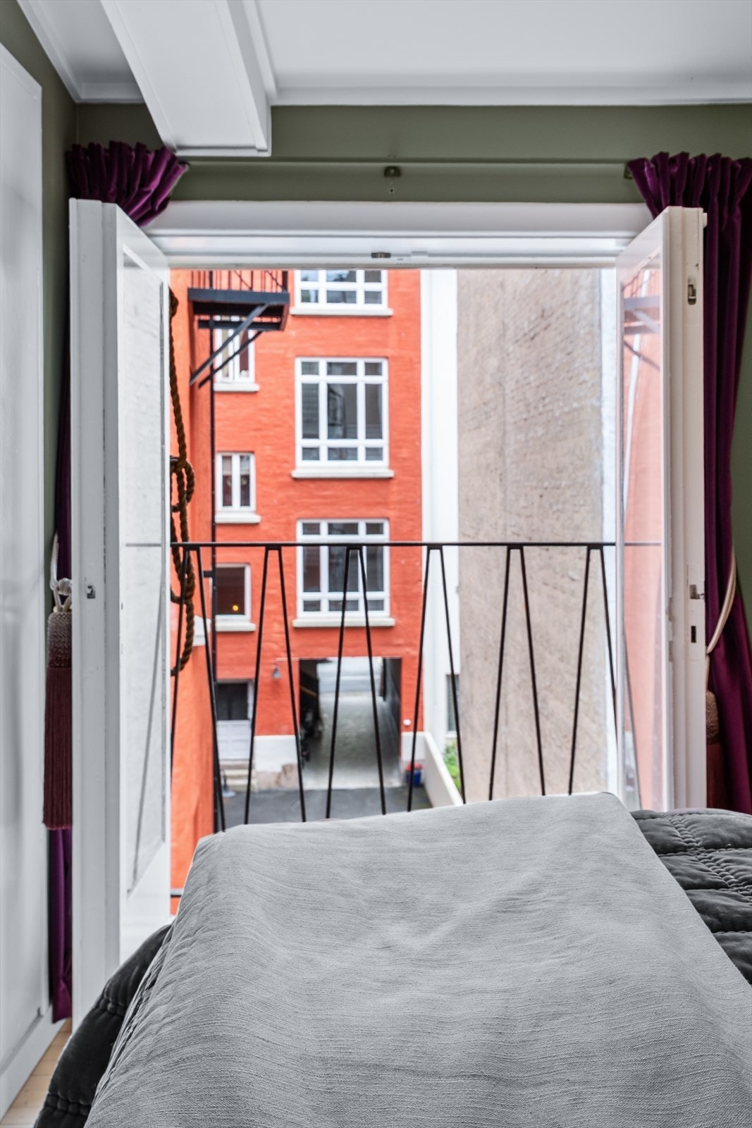 Fransk balkong mot rolig bakgård Galleribilde