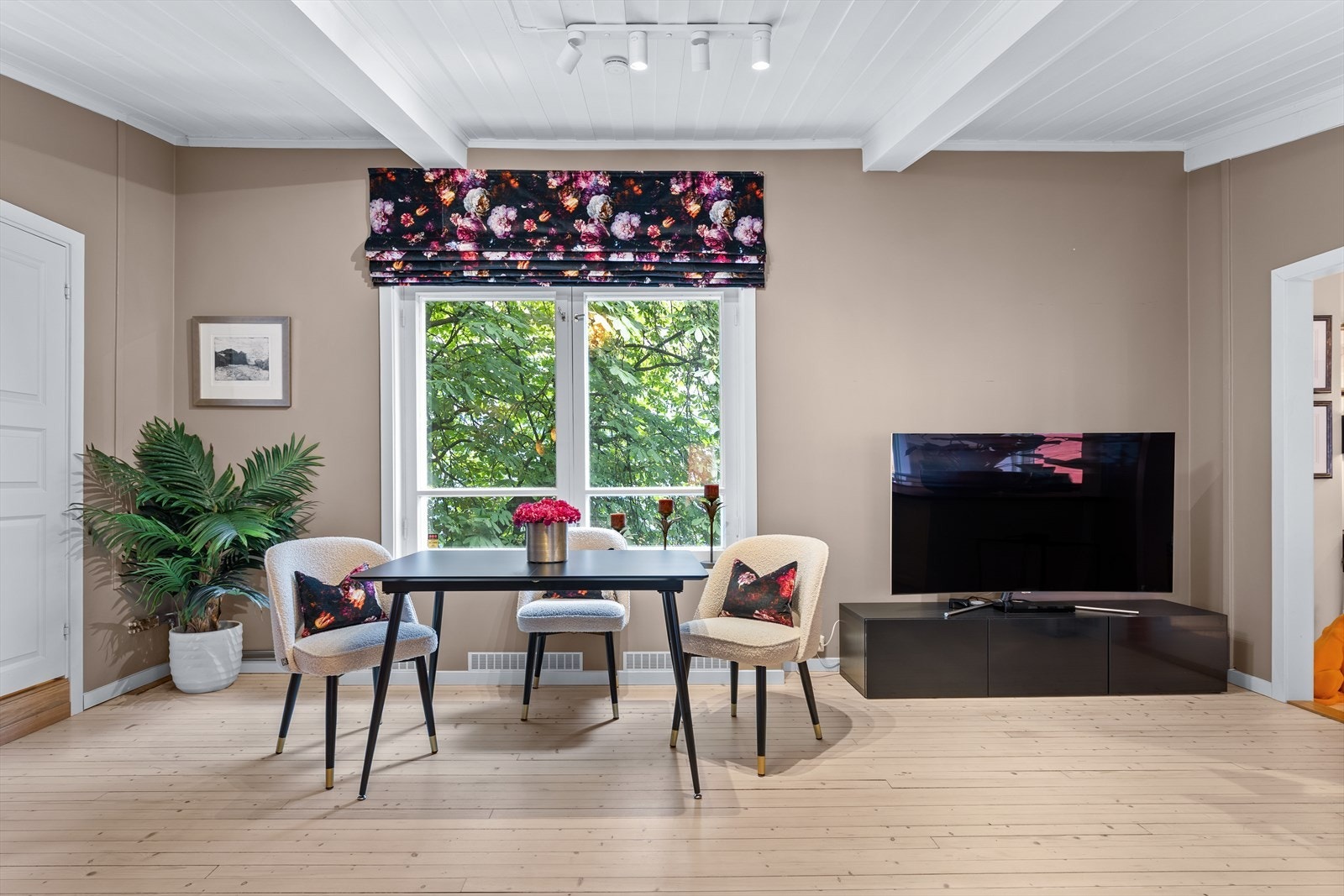 Stor og luftig stue med særpreg, gode lysforhold og fantastisk romfølelse Galleribilde