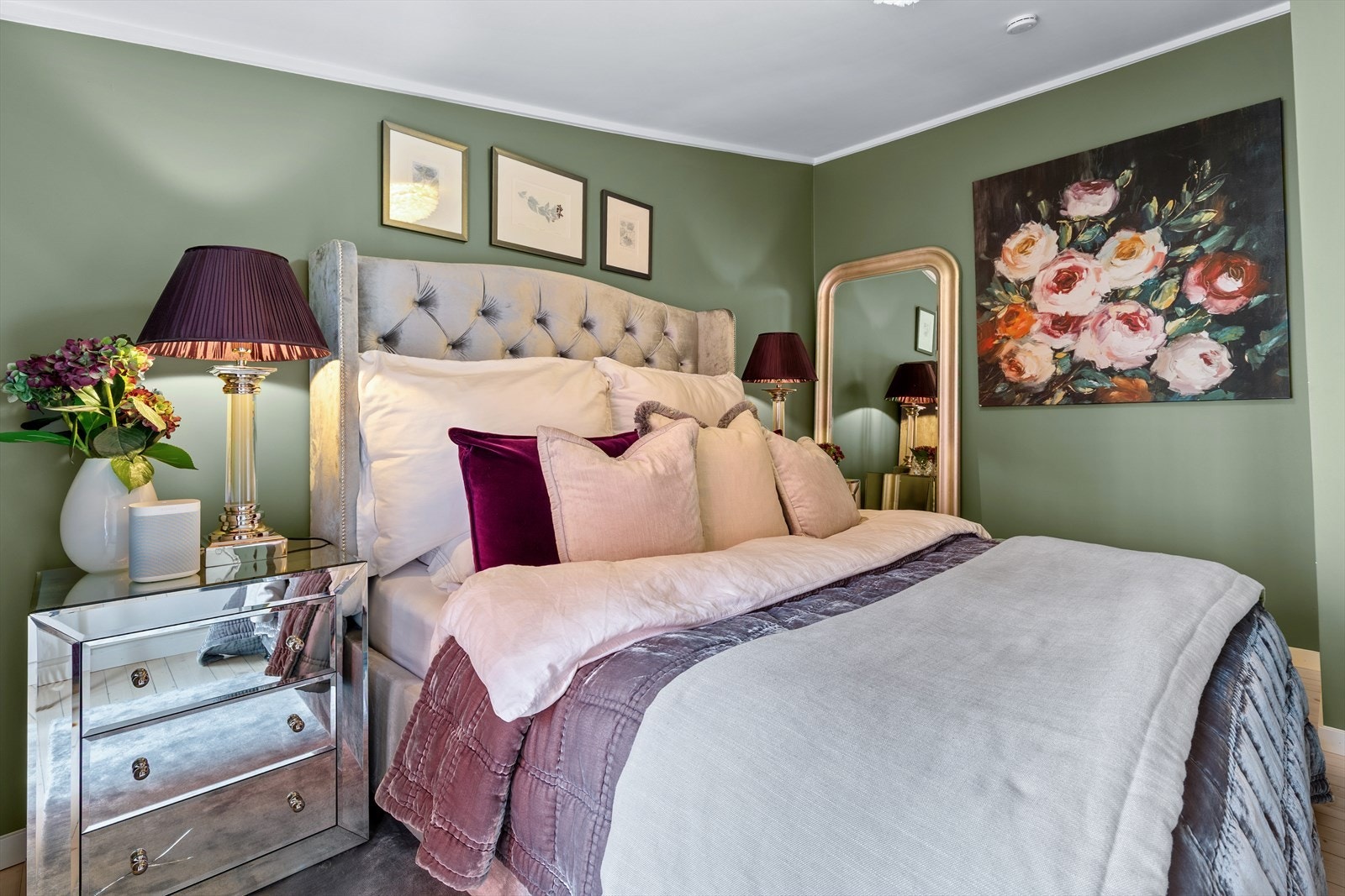 Hovedsoverommene har tregulv, malte veggflater og skråtak med synlige bjelker Galleribilde