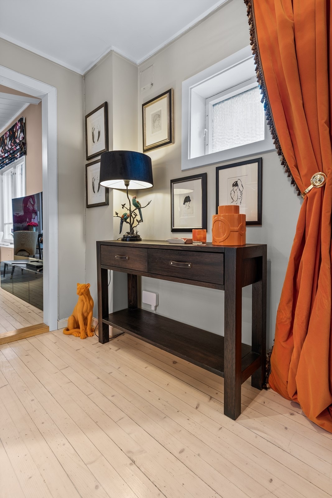 Praktisk Entré/gang med adkomst stue/kjøkken samt soverom 2 Galleribilde