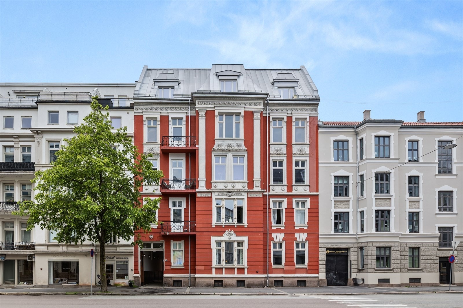 Nabolaget og Bygdøy allé er fullspekket med sjarmerende fortauskaféer, barer, restauranter og et godt utvalg av flotte spesialforretninger innen mote, interiør og mat Galleribilde