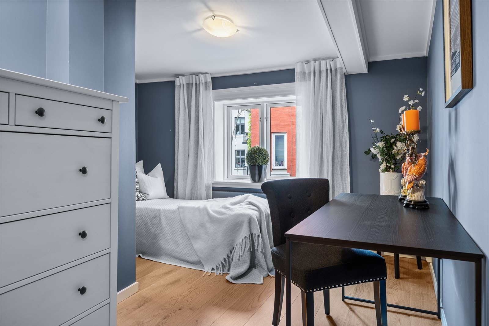 Skråtak med synlige bjelker og gode møbleringsmuligheter Galleribilde