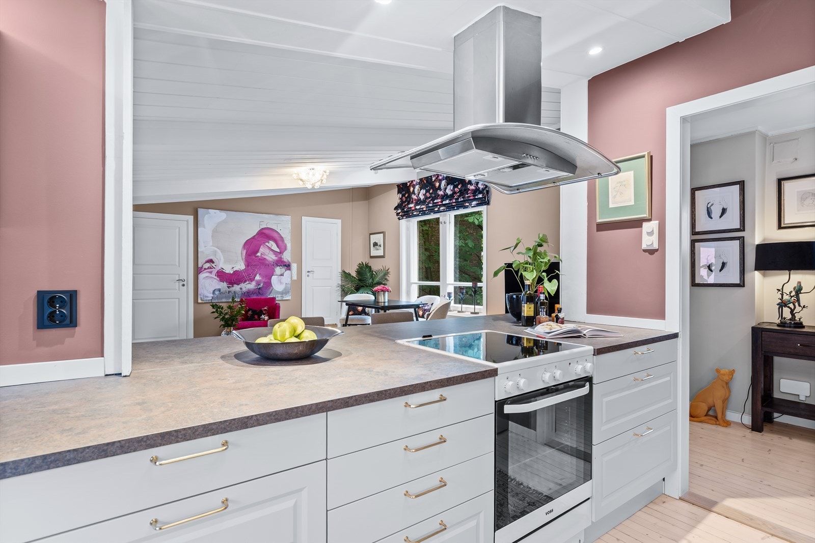 Kjøkkeninnredningen har profilerte fronter og laminat benkeplate. Under overskap er det LED-lys. Komfyr, oppvaskmaskin (smal type) og kjøle-/ fryseskap medfølger. Galleribilde