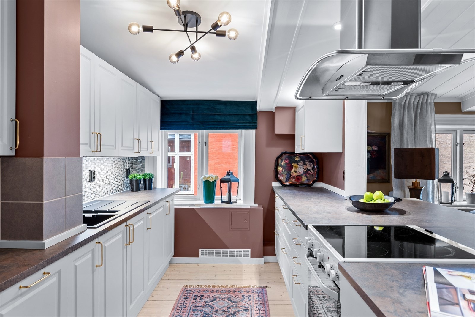 Pent kjøkken med store arbeidsflater og godt med oppbevaringsmuligheter Galleribilde