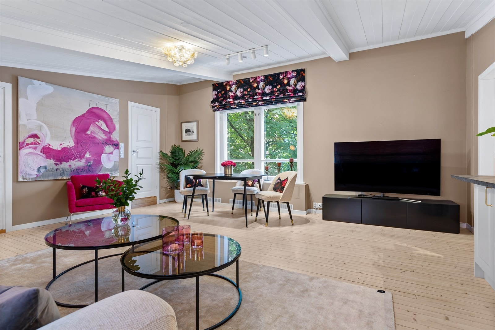 Rolig og tilbaketrukket i indre gård, samtidig meget sentralt i et av byens mest populære bydeler Galleribilde