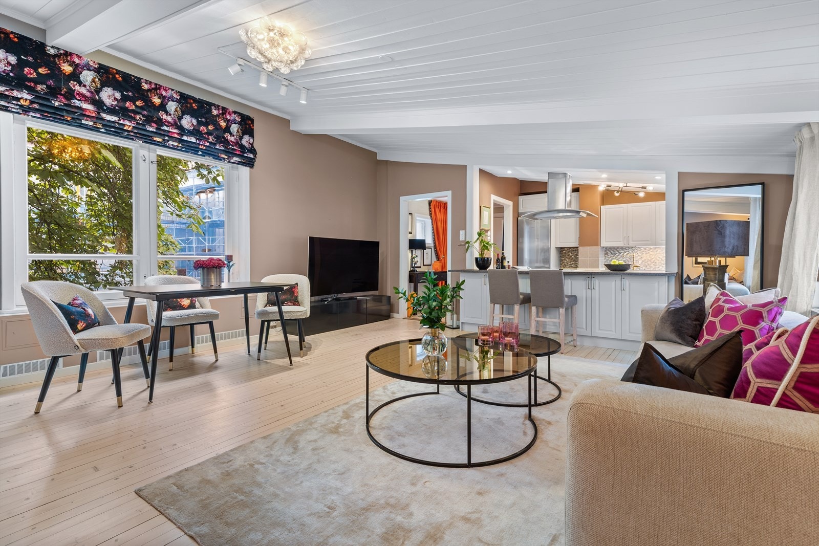 Synlige trebjelker, skråtak med ca. 2,9 meter under mønet, samt vinduer på to sider Galleribilde