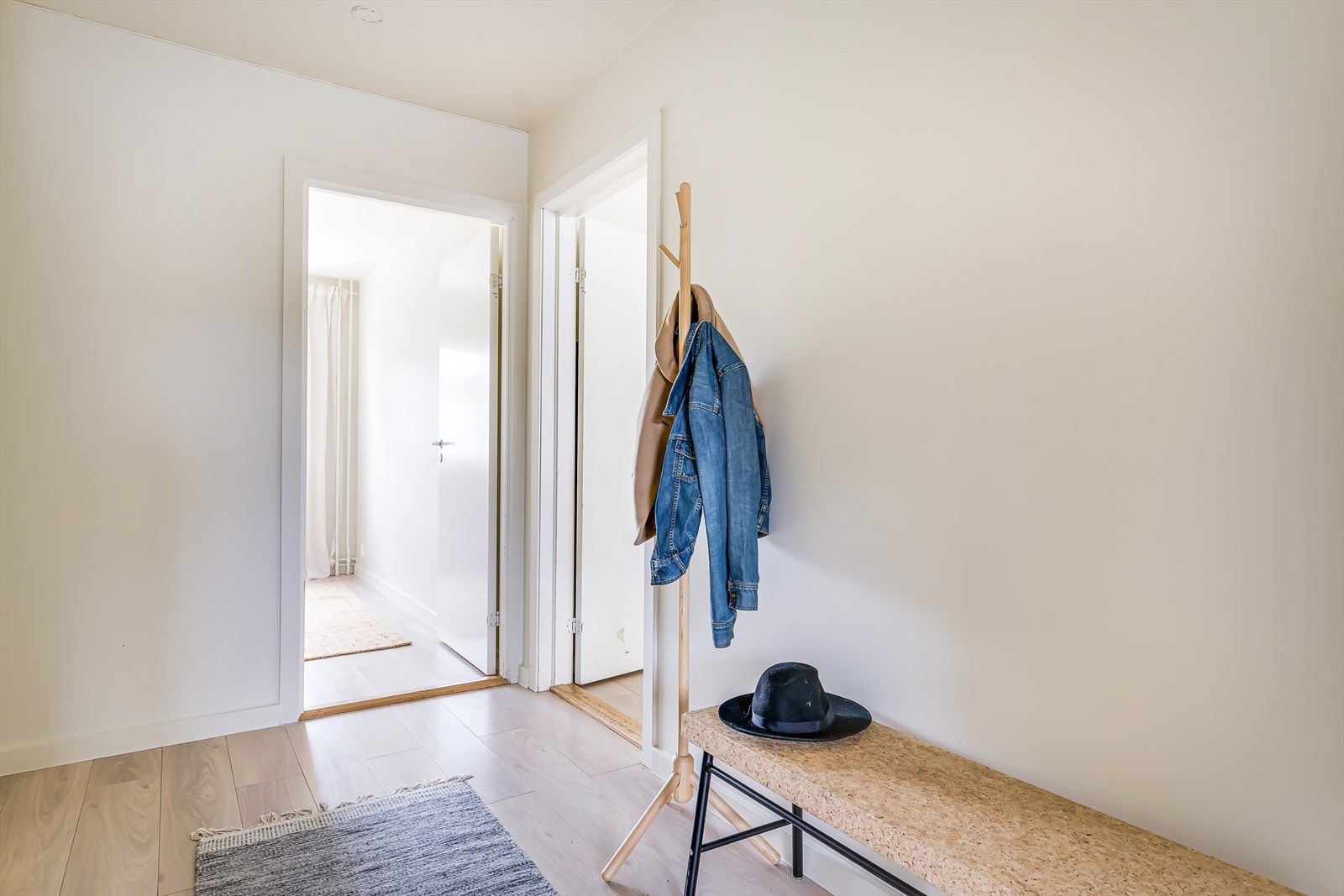Det er plass til å sette inn garderobeskap for oppbevaring av klær og andre eiendeler. Galleribilde