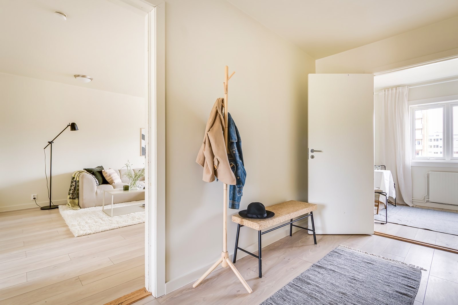 Velkommen inn til en innbydende og romslig entré Galleribilde