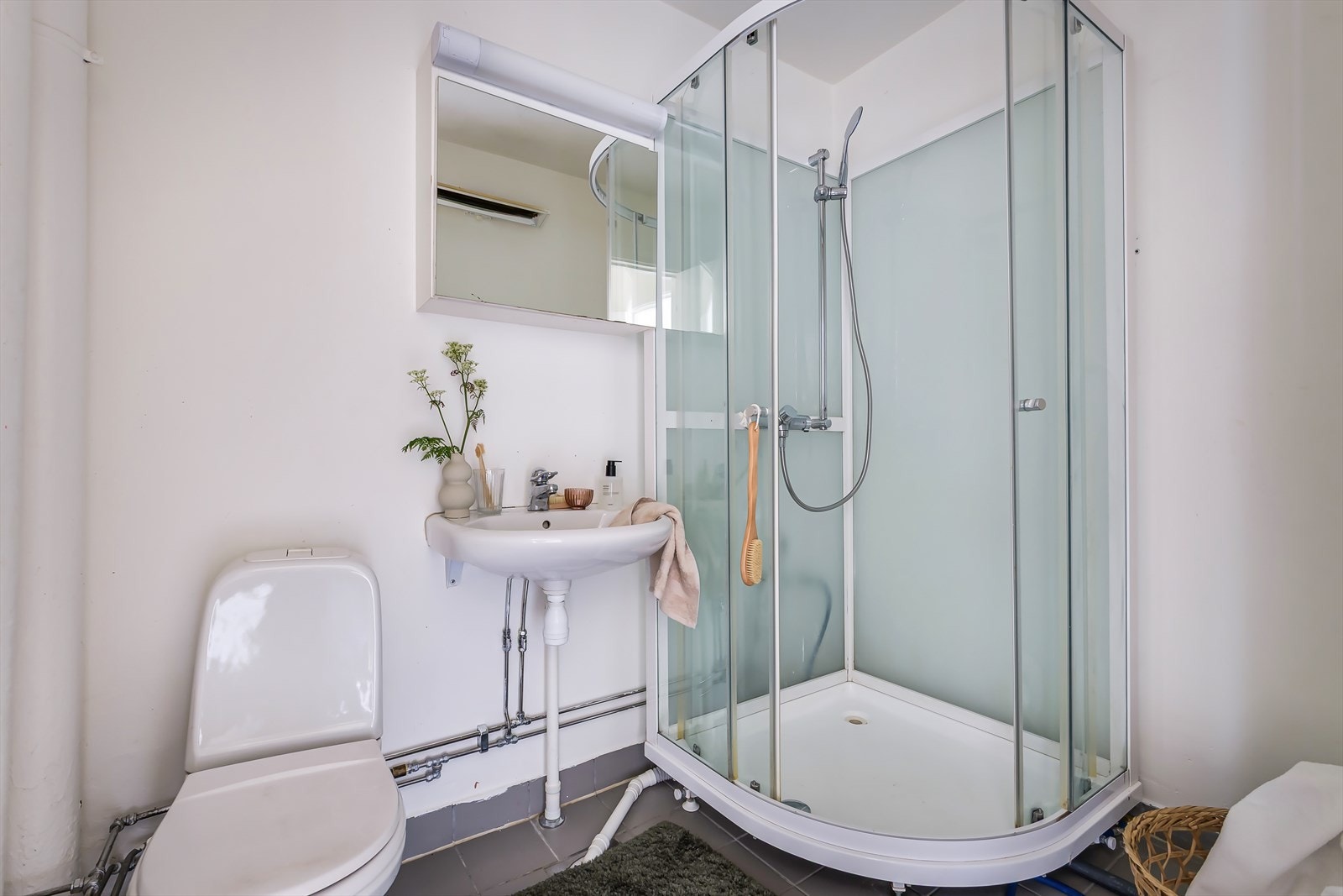 Eldre bad med dusjkabinett. Badet har fått TG3 av takstmann og det må påregnes total oppgradering av badet. Galleribilde