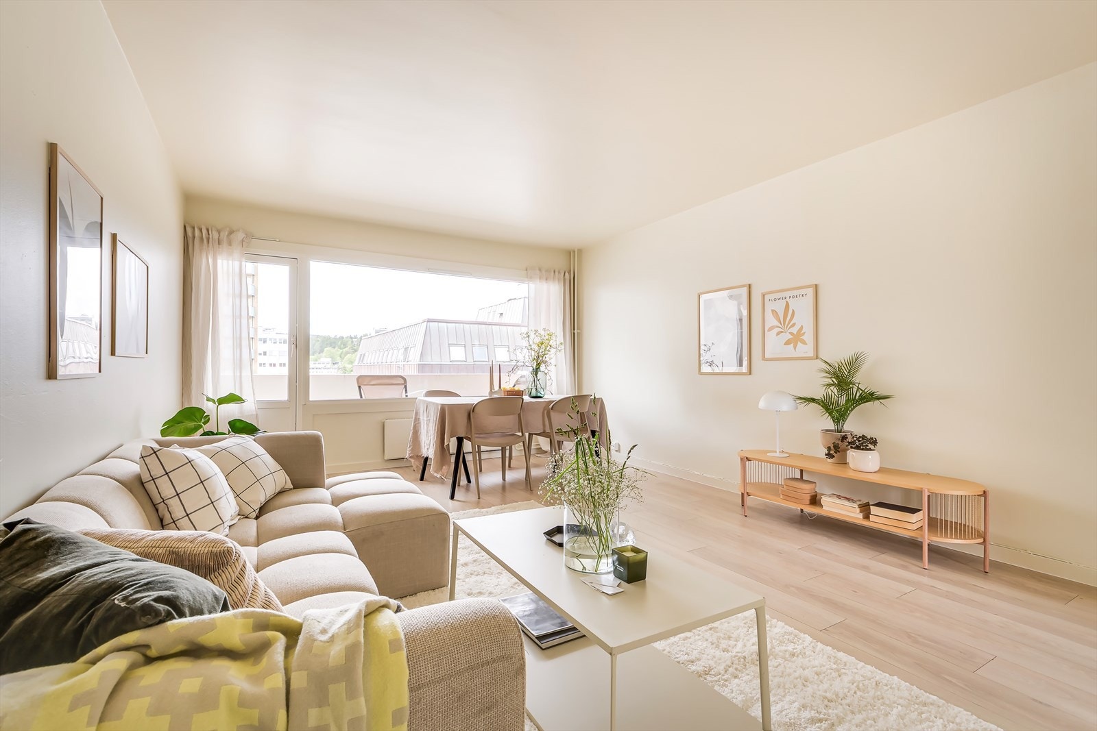 En meget romslig stue som har gode møbleringsmuligheter for sofagruppe, spisebord og annet møblement. Galleribilde