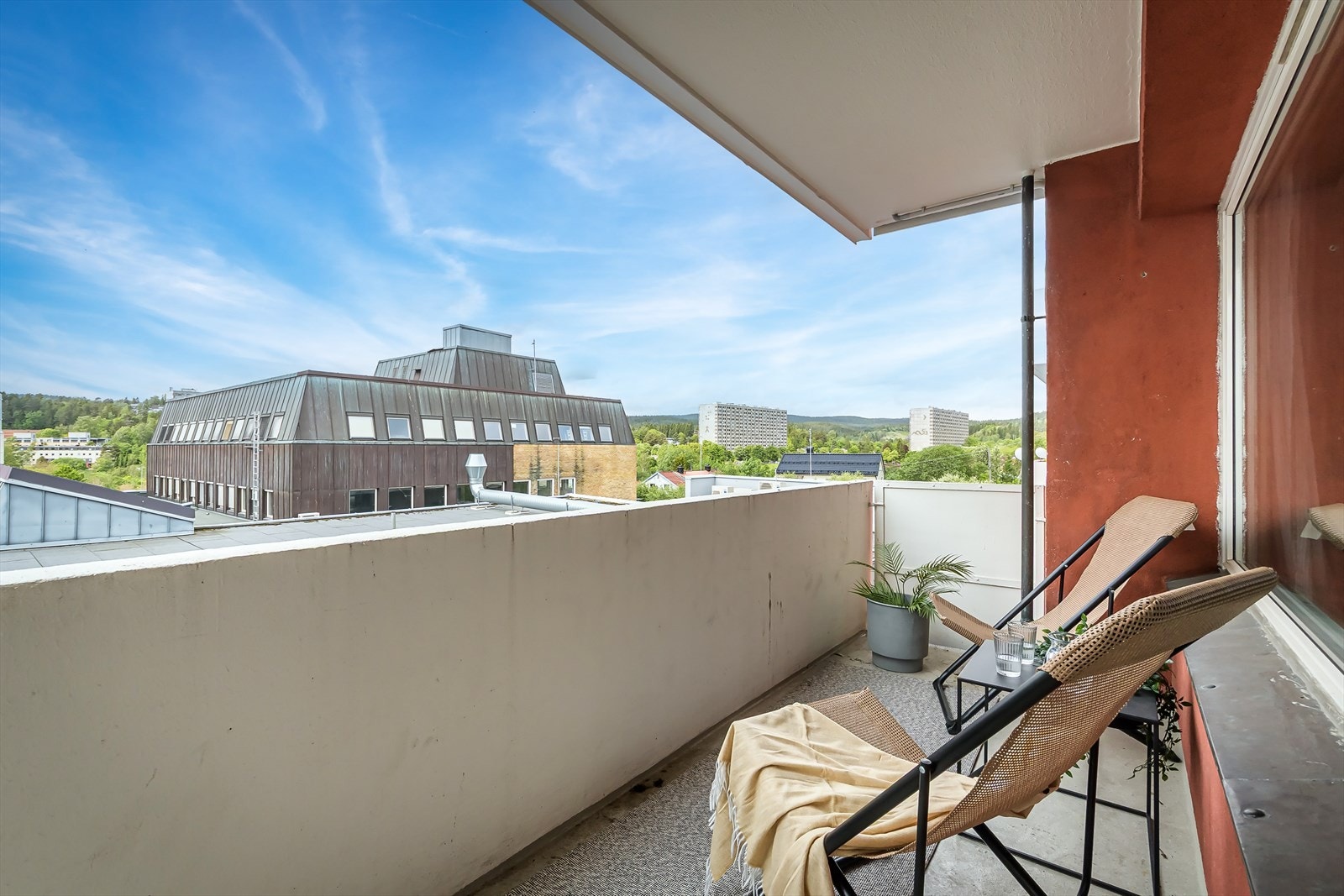 Leiligheten har en hyggelig balkong på 6 kvm og fritt utsyn. Galleribilde