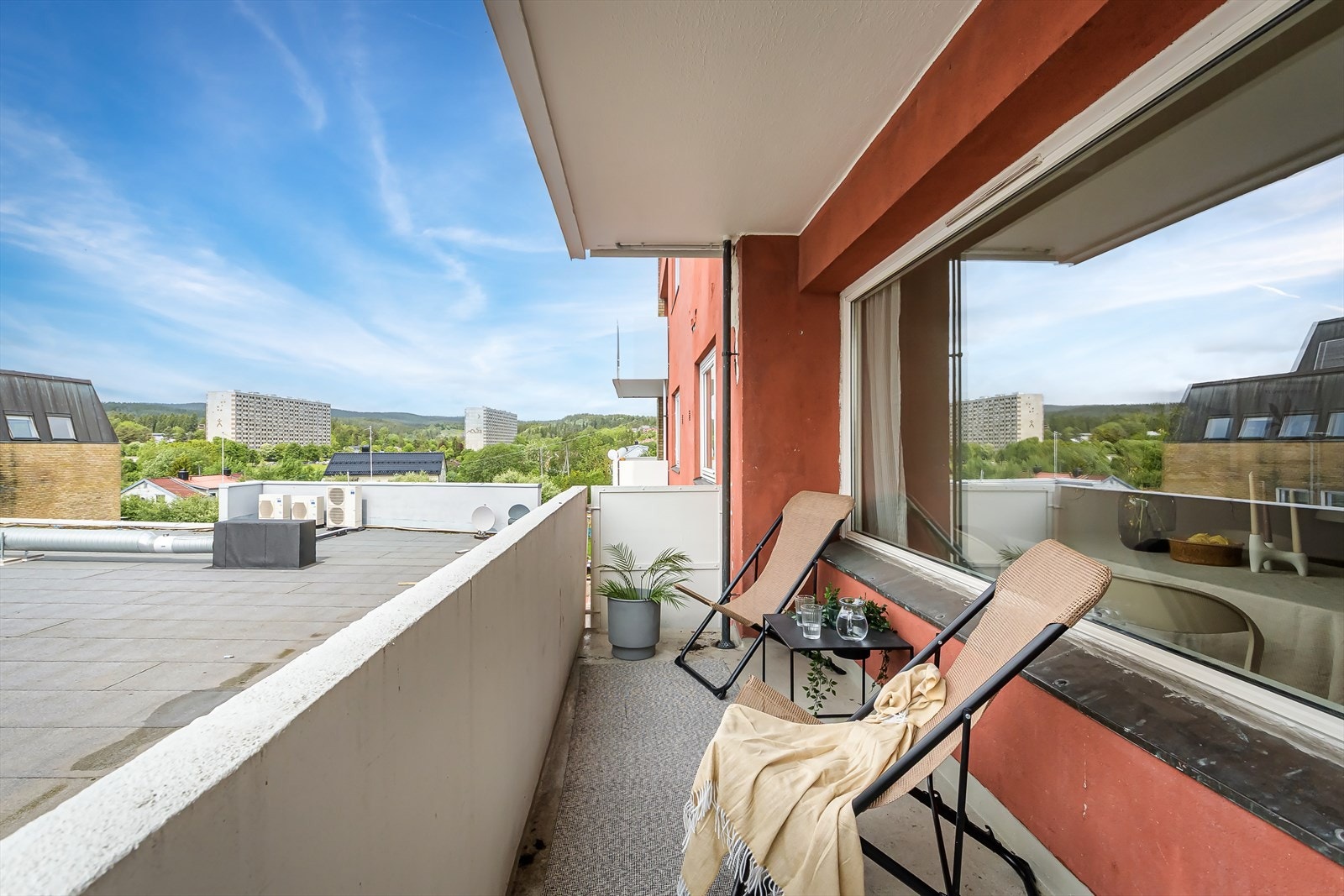Fra stuen er det utgang til hyggelig, overbygget balkong. Galleribilde