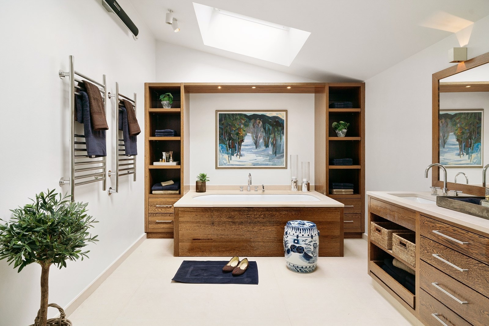 Stort hovedbad med overlys, dusjer og wc - spafølelse Galleribilde