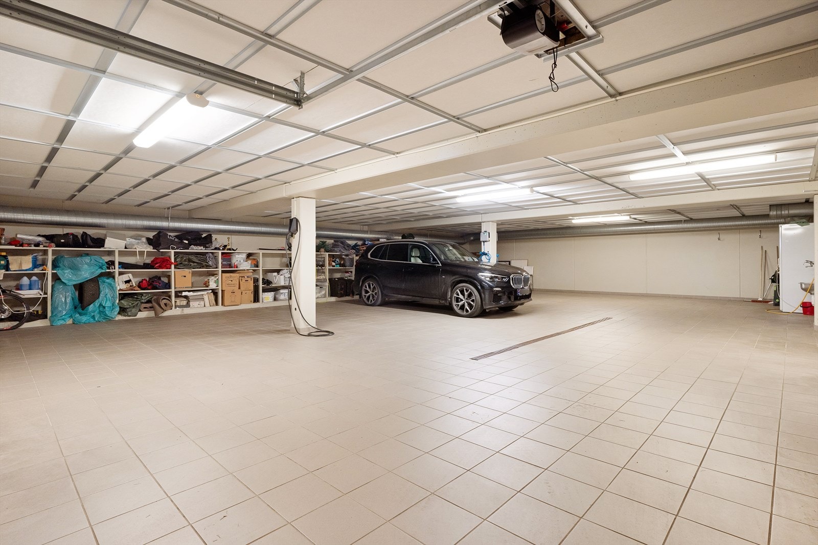 Fra garasjeanlegget hvor denne leiligheten har 2 fine garasjeplasser ved siden av hverandre Galleribilde