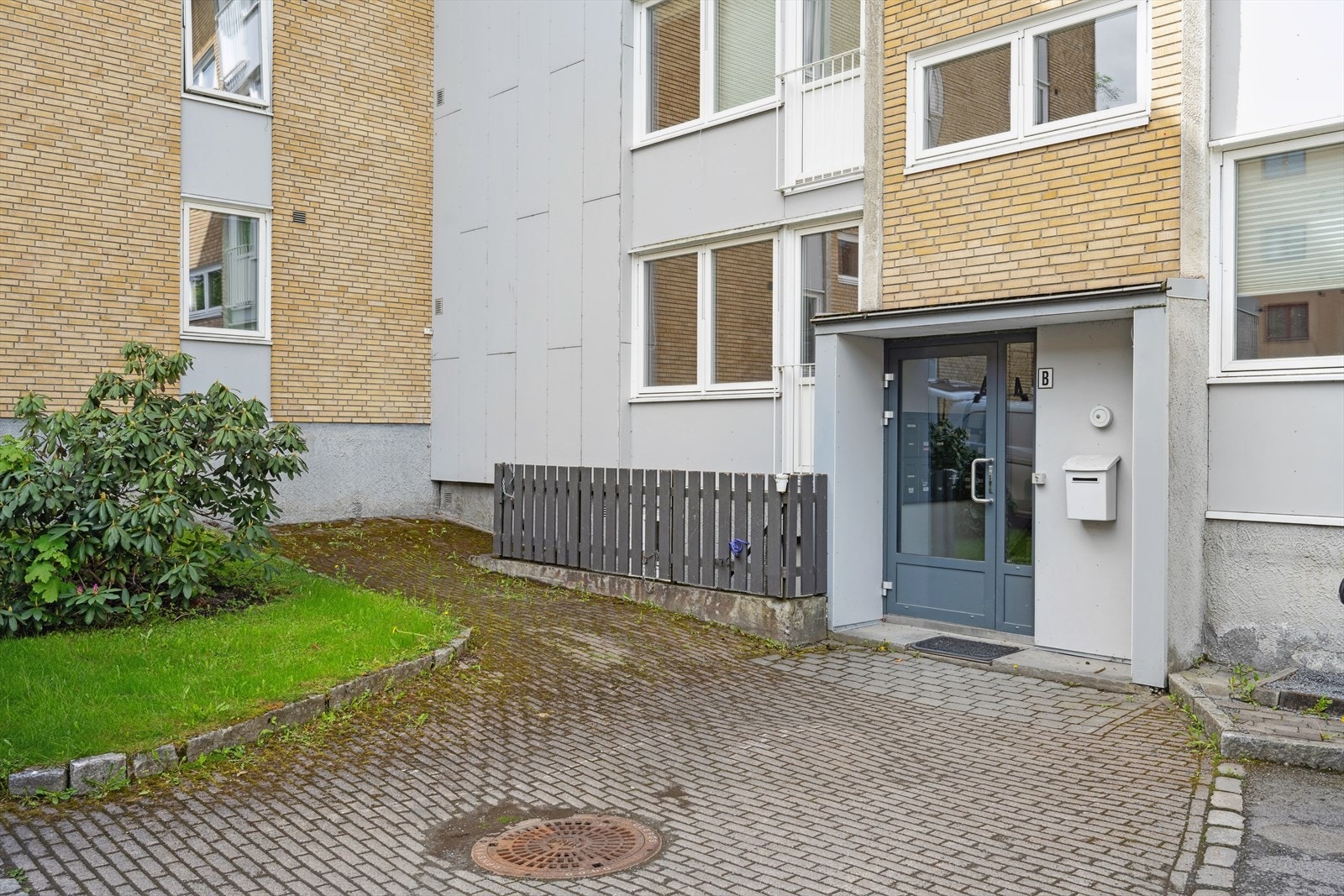 Leiligheten ligger i første etasje og har adkomst via felles inngangsparti på bakkeplan. Galleribilde