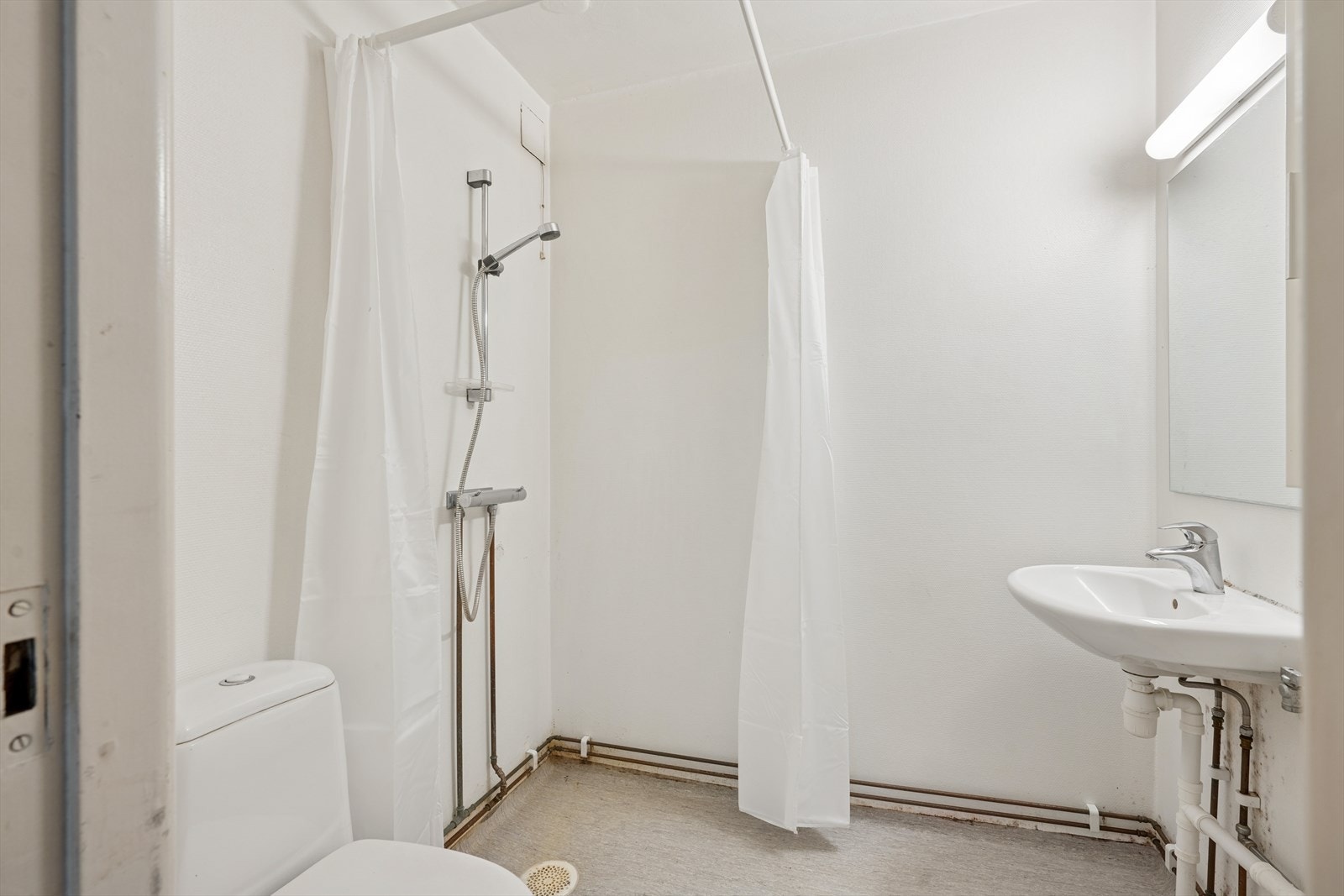 Badet er av eldre dato, og det anbefales en oppussing/renovering/oppgradering av dette rommet. Galleribilde