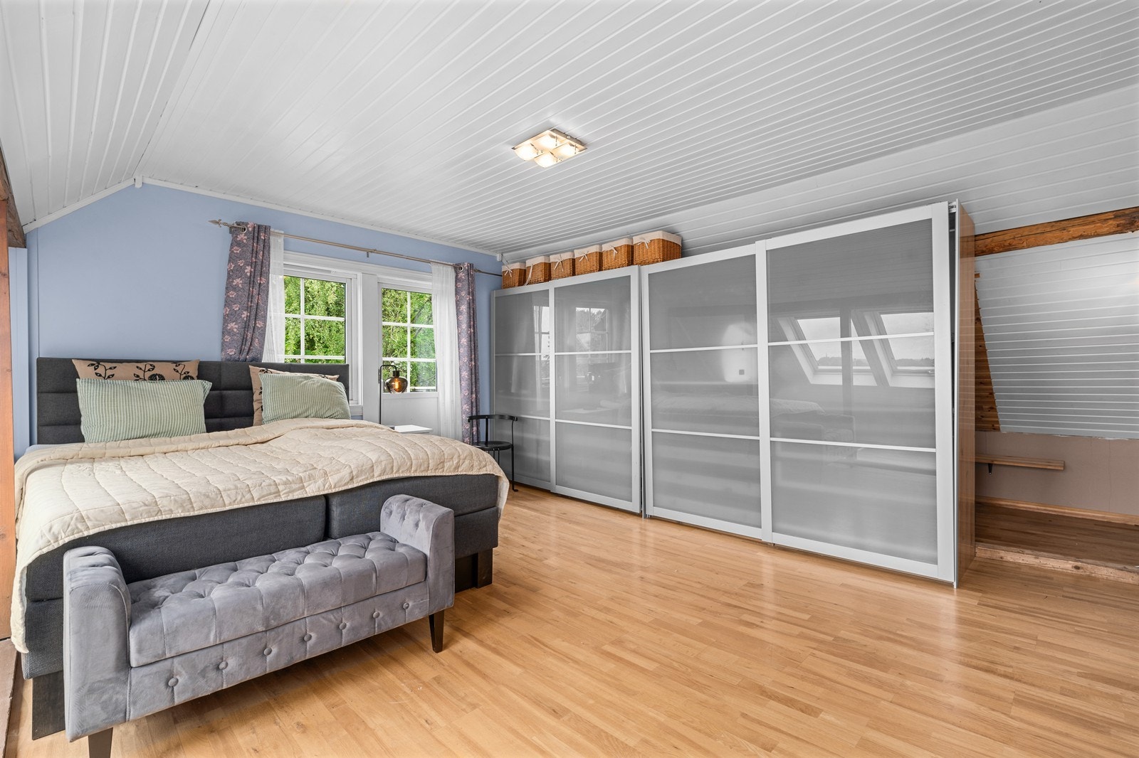 Romslig hovedsoverom med stor garderobe Galleribilde