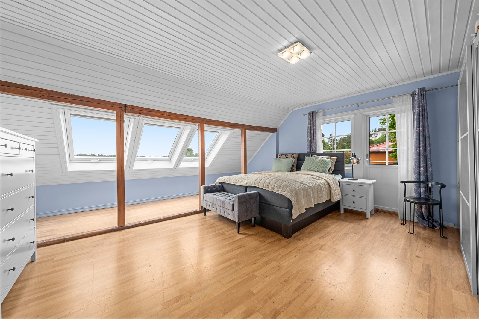 Hovedsoverommet har takvinduer og utgang til egen balkong. Galleribilde