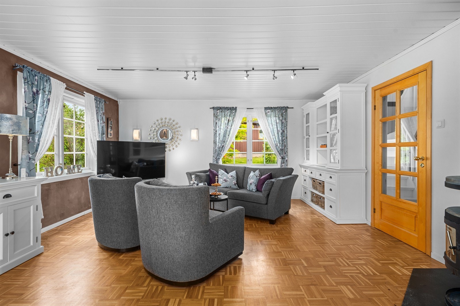 Stuen har parkett og store vindusflater som gir en åpen og innbydende følelse. Galleribilde