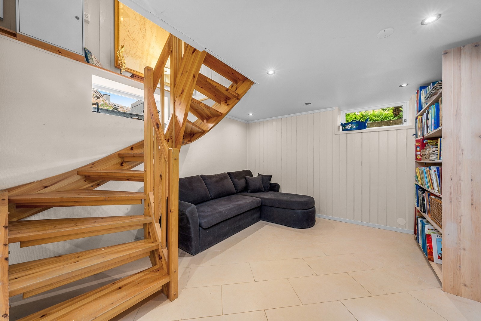 Trapp ned til underetasje. Brukt som kjellerstue Galleribilde