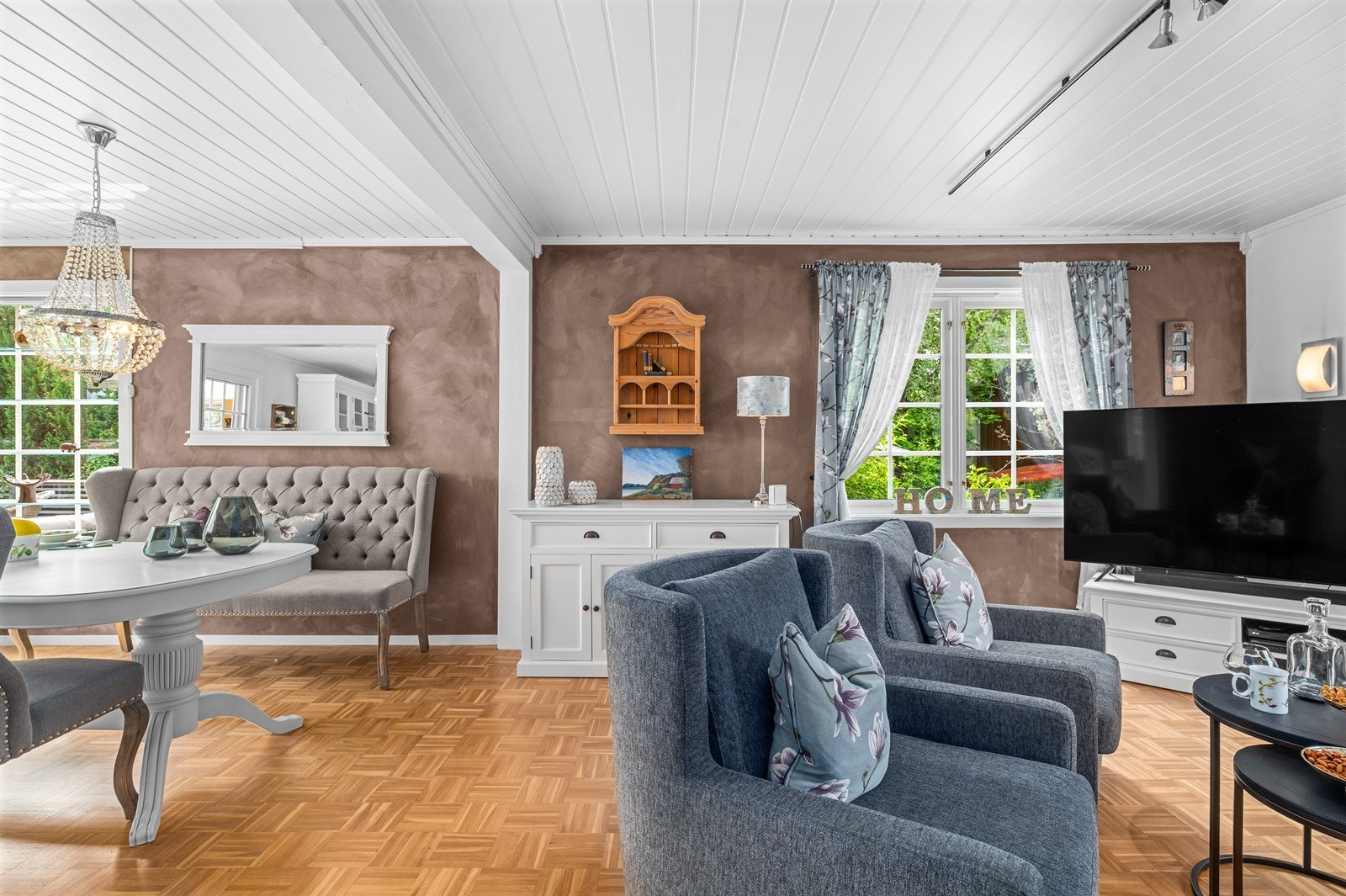 Stilfull stue med delikate farger og god plass for avslapning og underholdning. Galleribilde