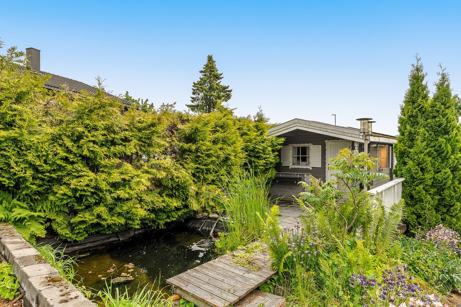 Koselig "hytte" over garasjen - perfekt som hobbyrom eller ekstra oppholdsrom. Galleribilde