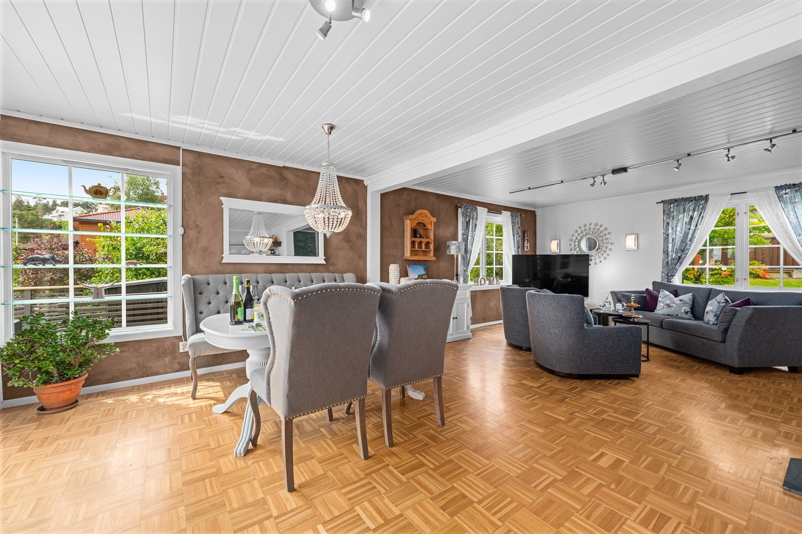 Lys stue med plass til både sofagruppe og spisebord for hyggelige sammenkomster. Galleribilde