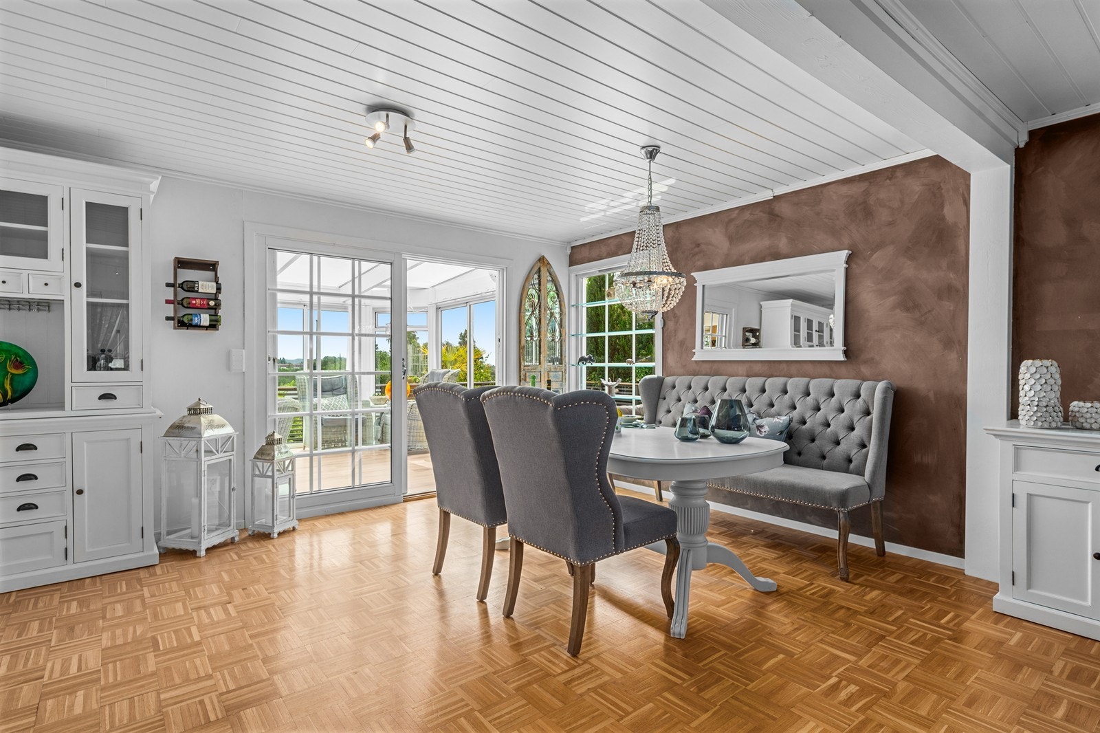 Spisestue med direkte adkomst til innglasset veranda gir fleksibilitet året rundt. Galleribilde