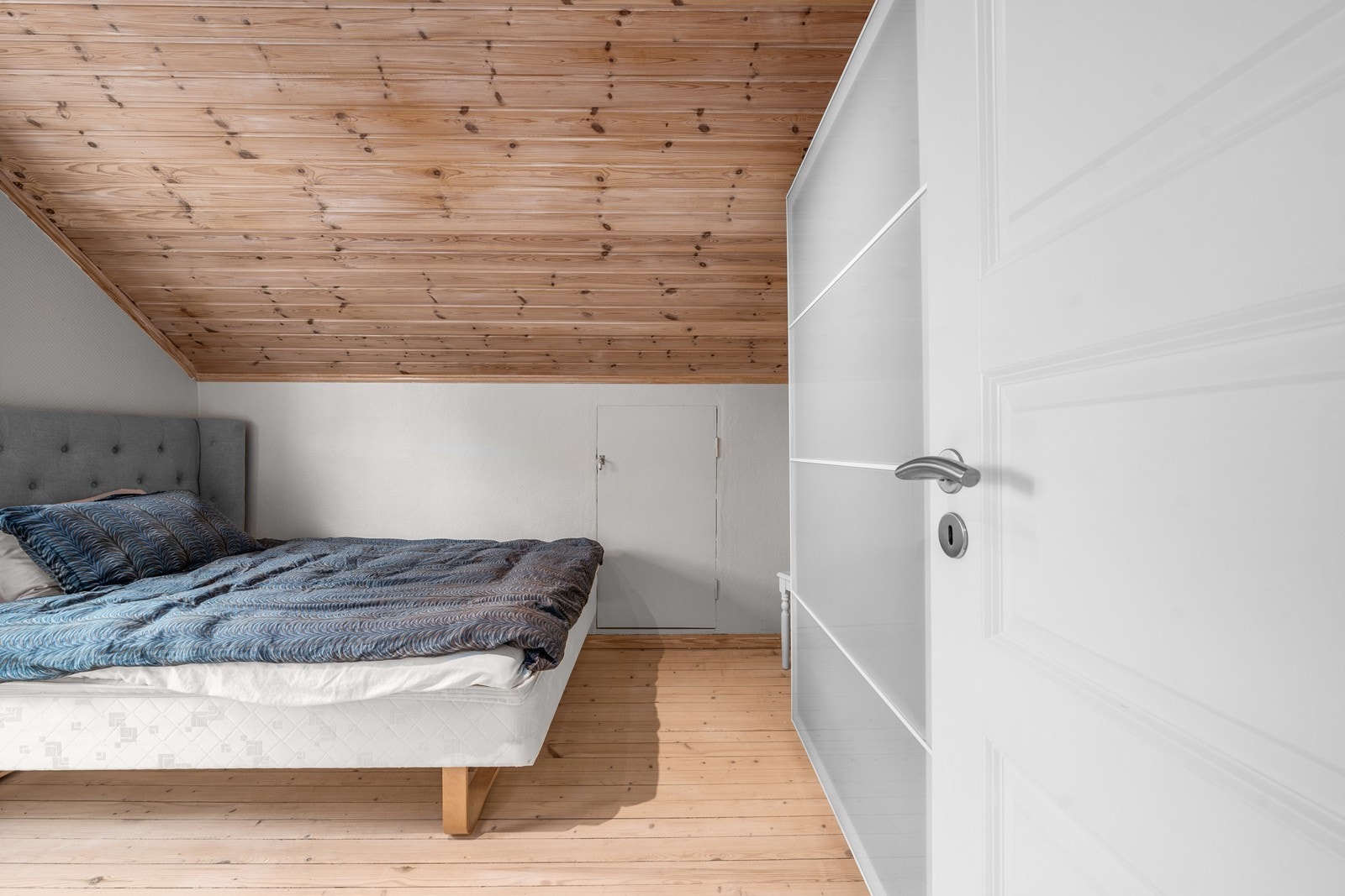 Soverom med skråtak og god plass til både seng og garderobeløsning. Galleribilde