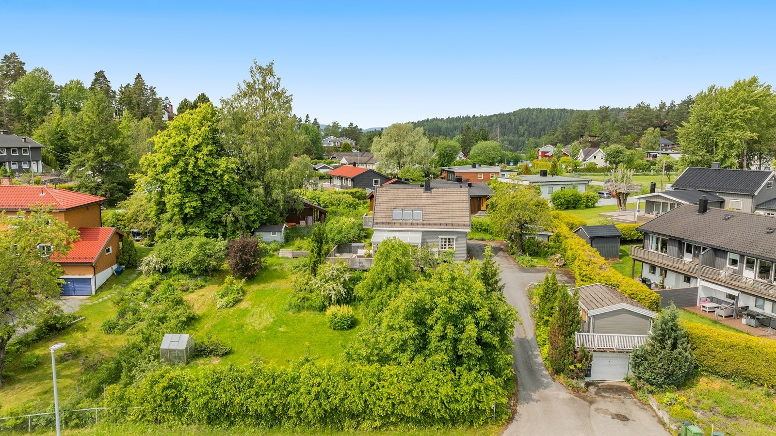 Sjarmerende enebolig omkranset av frodig hage i et stille og attraktivt boligområde. Galleribilde