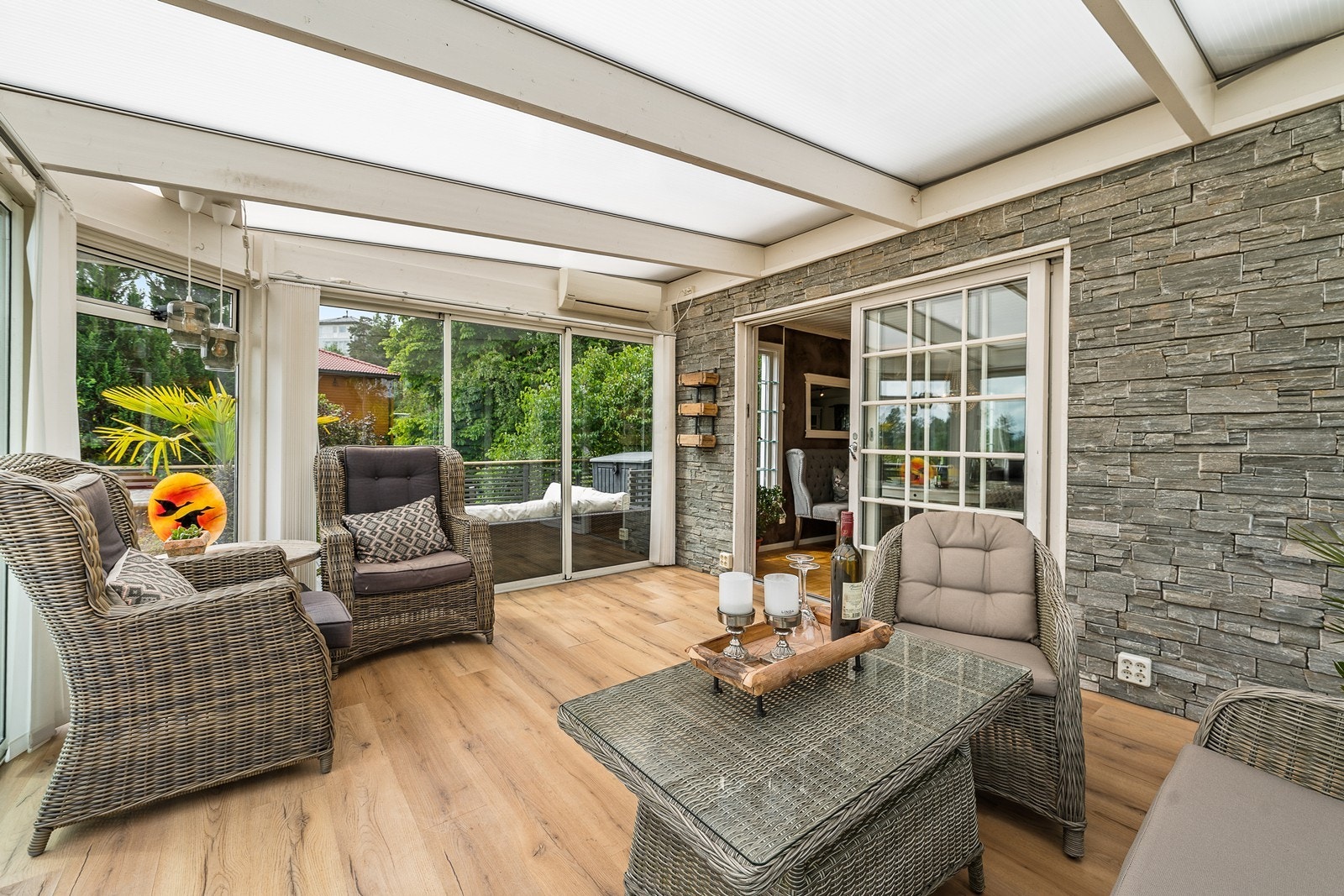 Skyvedører gir enkel tilgang mellom stue og vinterhage, perfekt for fleksibel bruk. Galleribilde