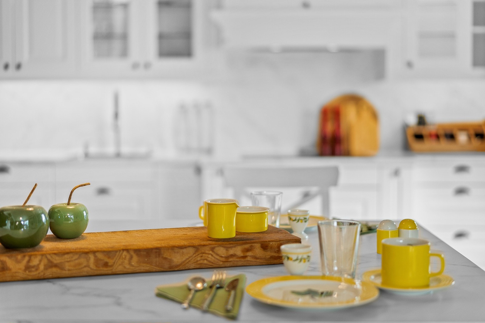 Kjøkkenøy med arbeidsflate, ideell for uformelle måltider og hyggelige samtaler. Galleribilde