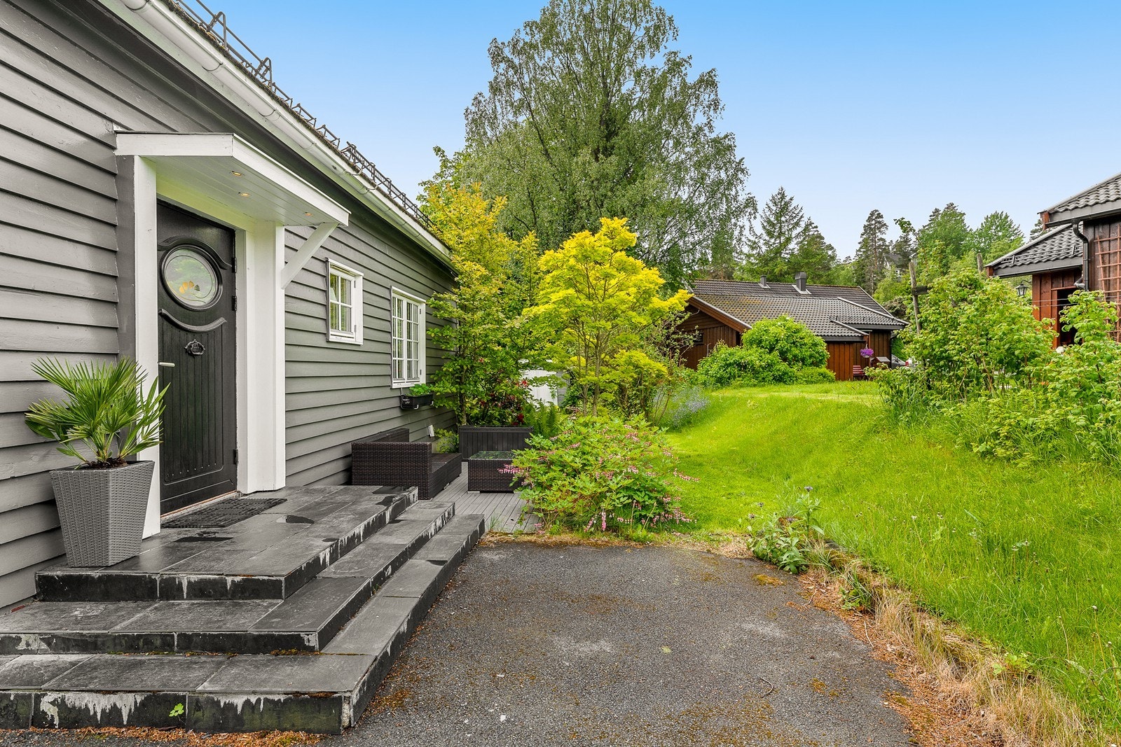 Trivelig inngangsparti med flislagt trapp og skjermet beliggenhet. Galleribilde