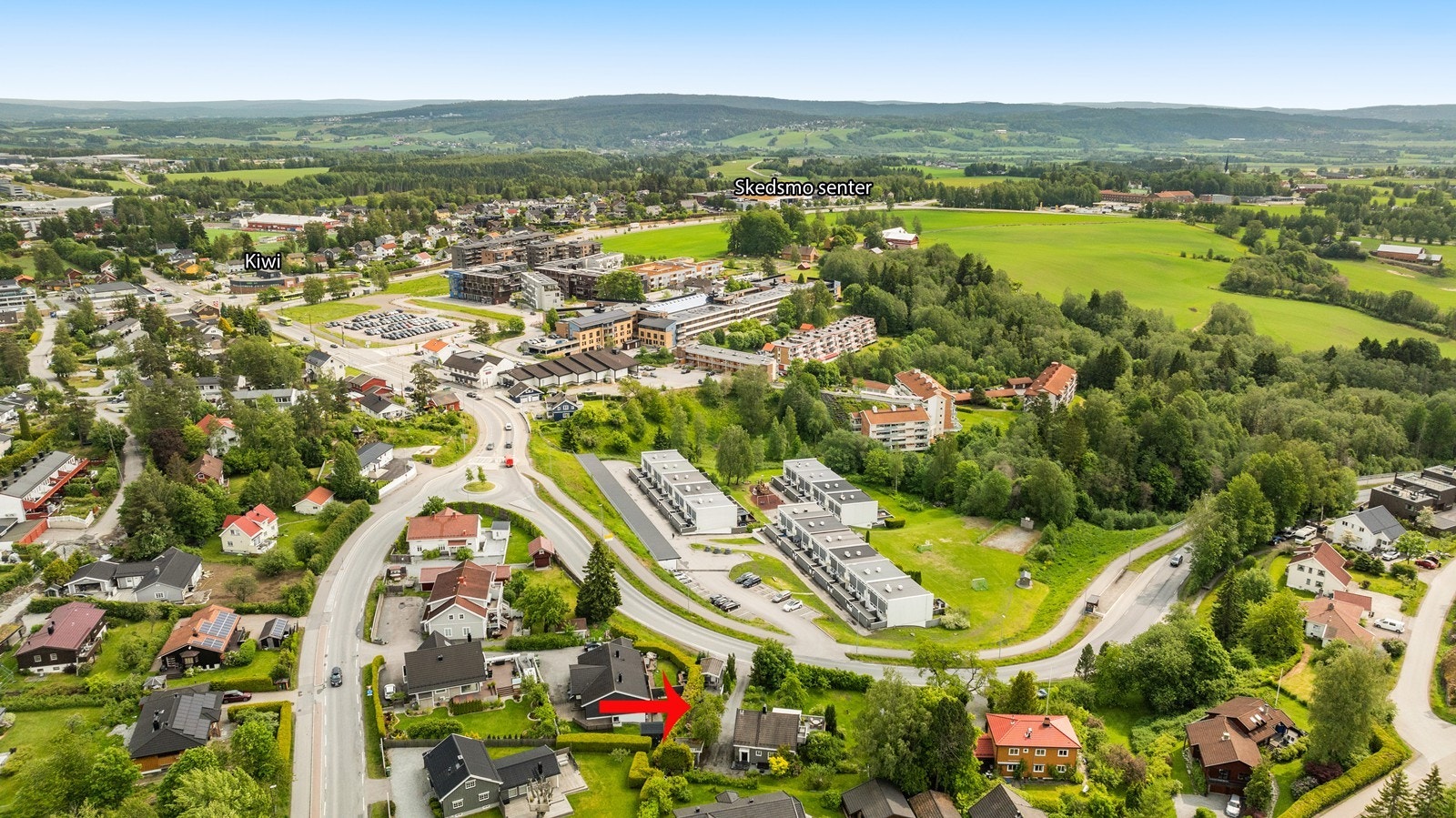 Skedsmo senter og Kiwi ligger kun et steinkast unna, med alt av butikker og tjenester lett tilgjengelig. Galleribilde