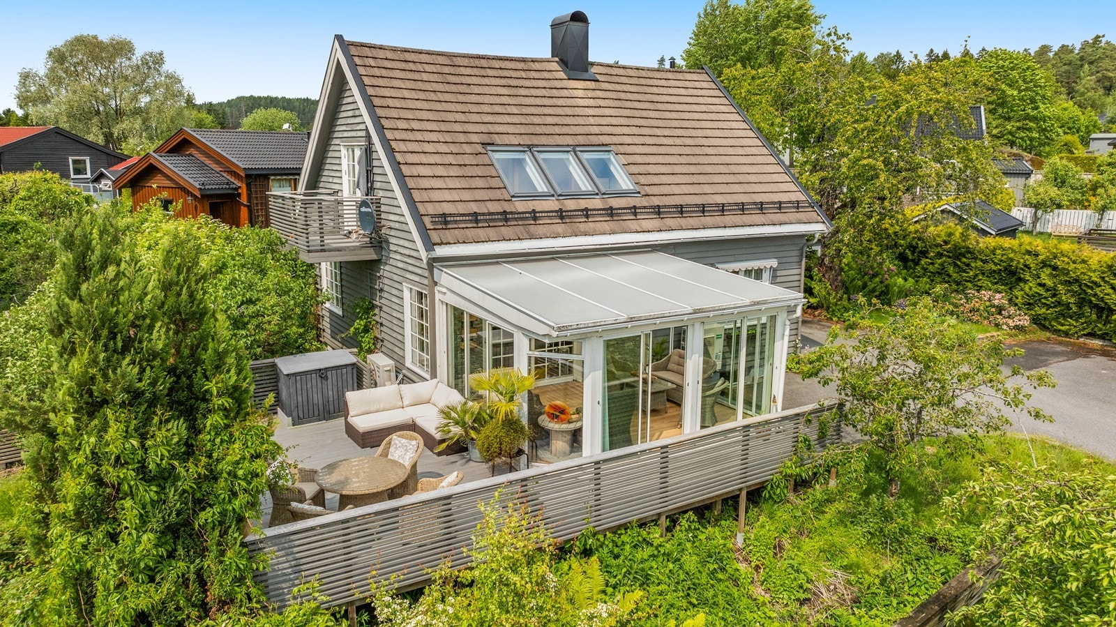 Stilfull innglasset veranda med direkte utgang til stor terrasse for utvidet utesesong. Galleribilde