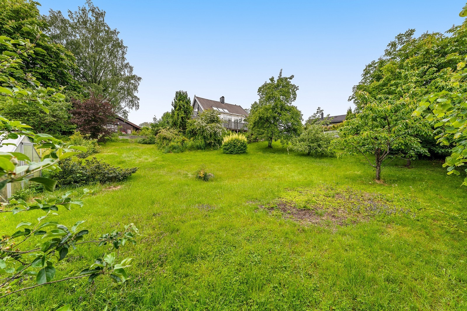 Stor plen med frukttrær og busker gir gode muligheter for uteliv hele sommeren. Galleribilde