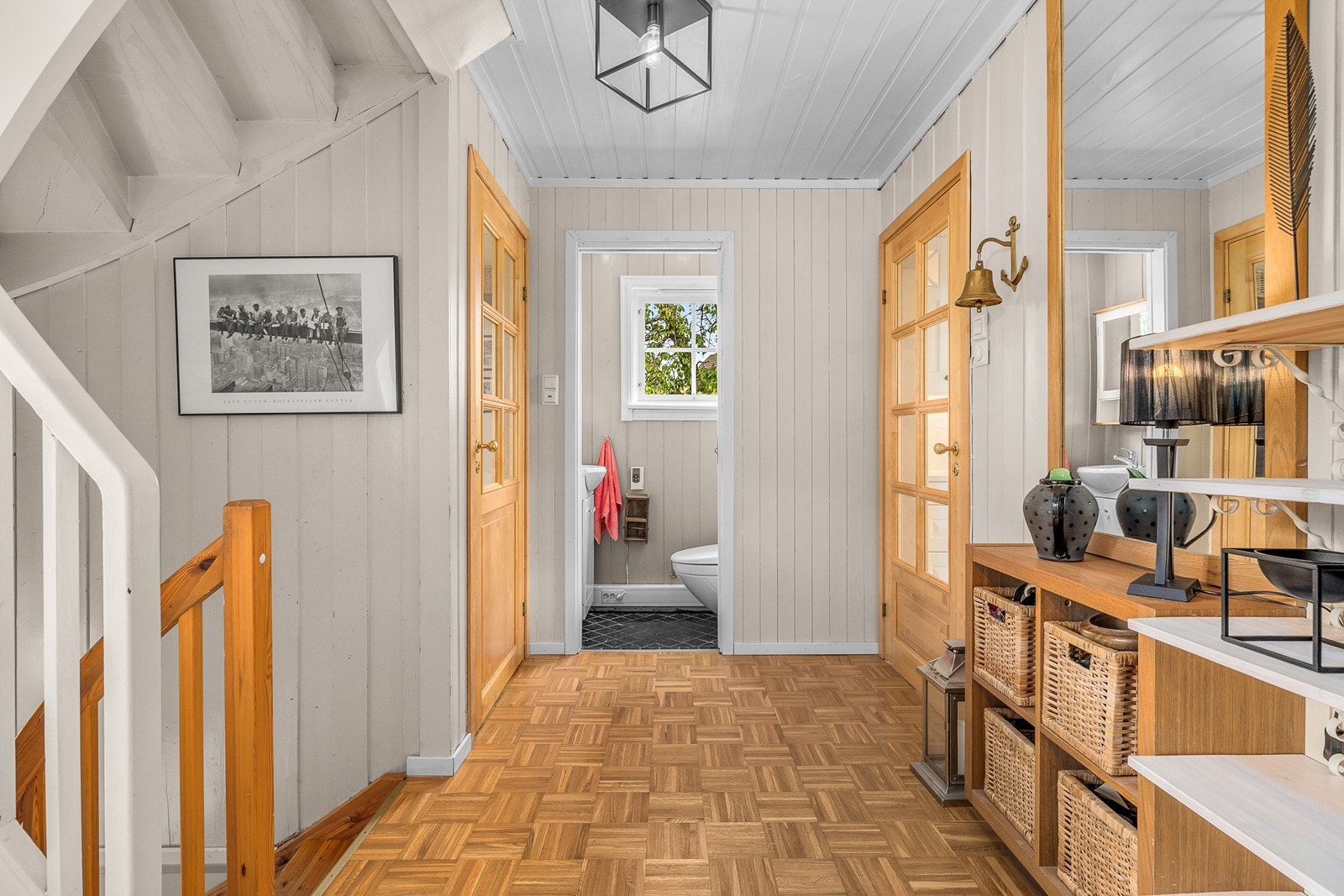 Romslig hall med direkte tilgang til gjestetoalett, kjøkken og stue. Galleribilde