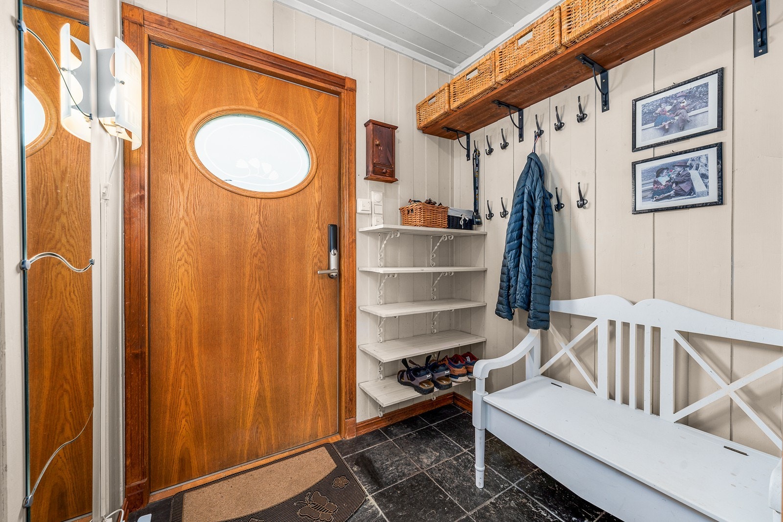 Innbydende entré med varmekabler og rikelig plass til yttertøy og sko. Galleribilde