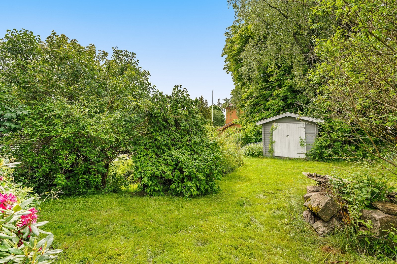 Utebod i hagen gir praktisk lagringsplass for hageutstyr og sesongartikler. Galleribilde