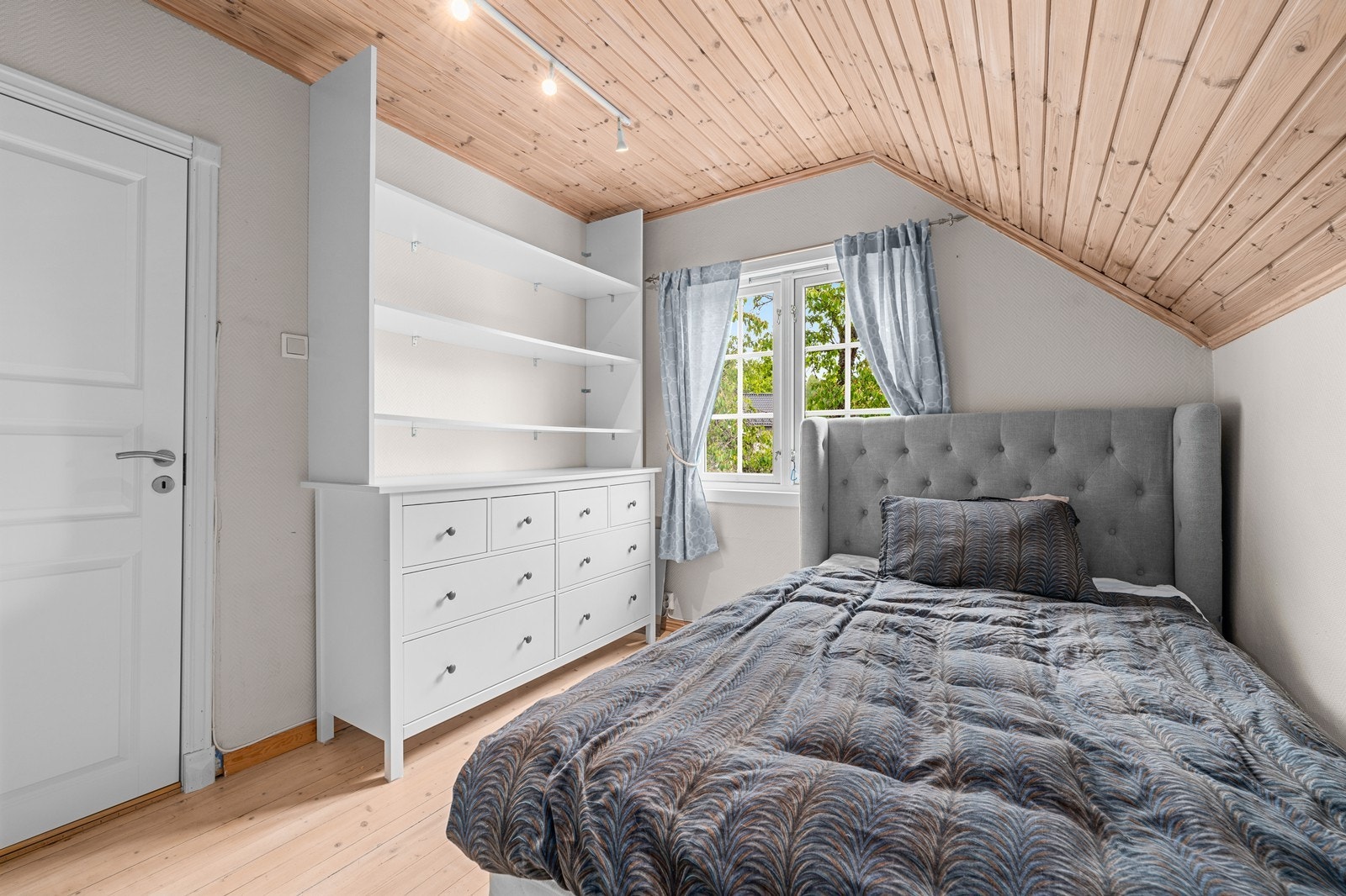 Trivelig soverom med praktisk oppbevaring og vannbåren gulvvarme for ekstra komfort. Galleribilde