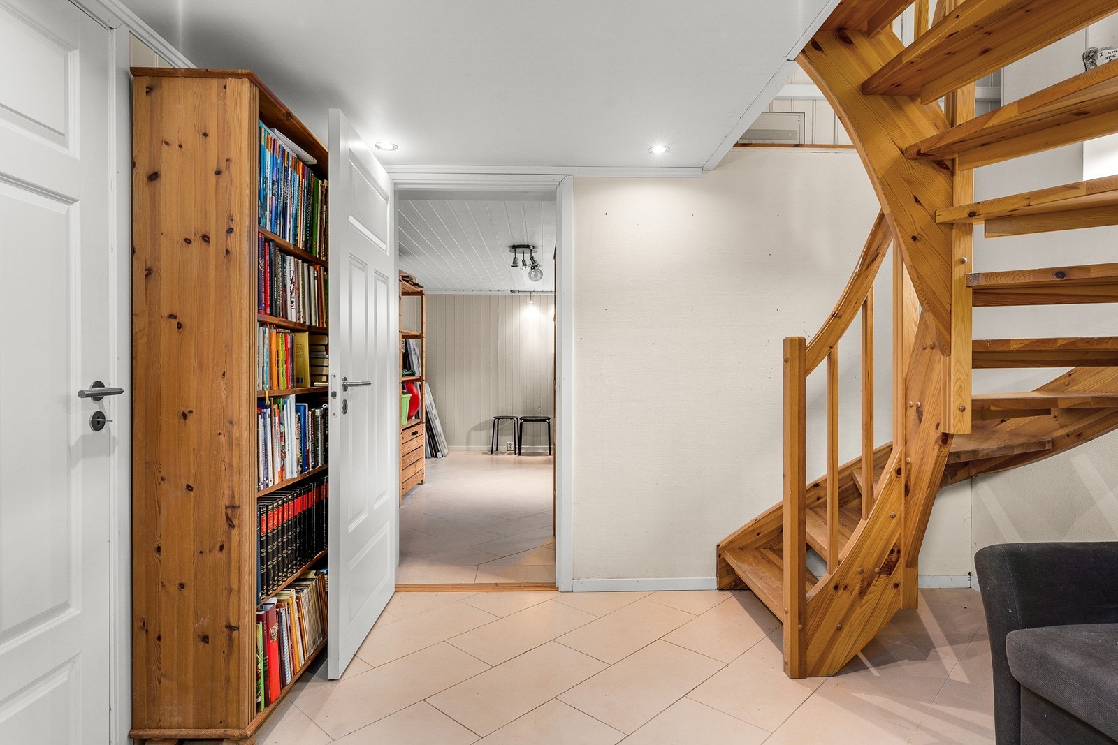 Gang/kjellerstue i underetasje Galleribilde