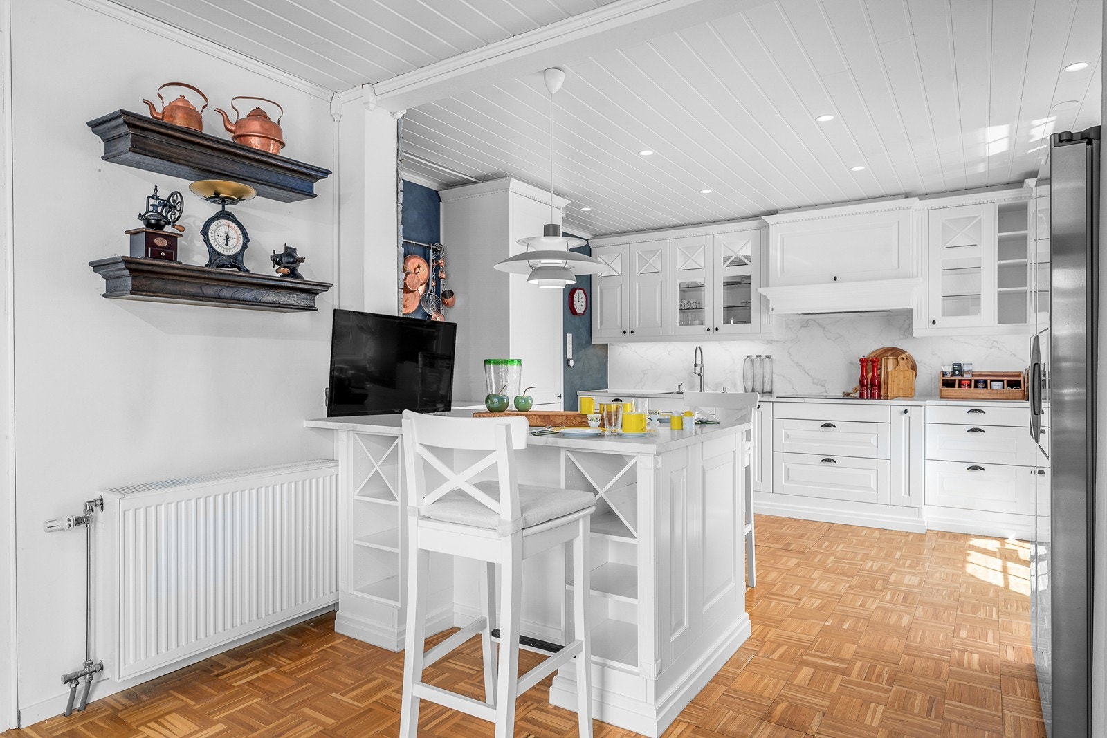 Smart kjøkkenøy med sitteplasser, perfekt for frokost eller et glass vin med gjester. Galleribilde