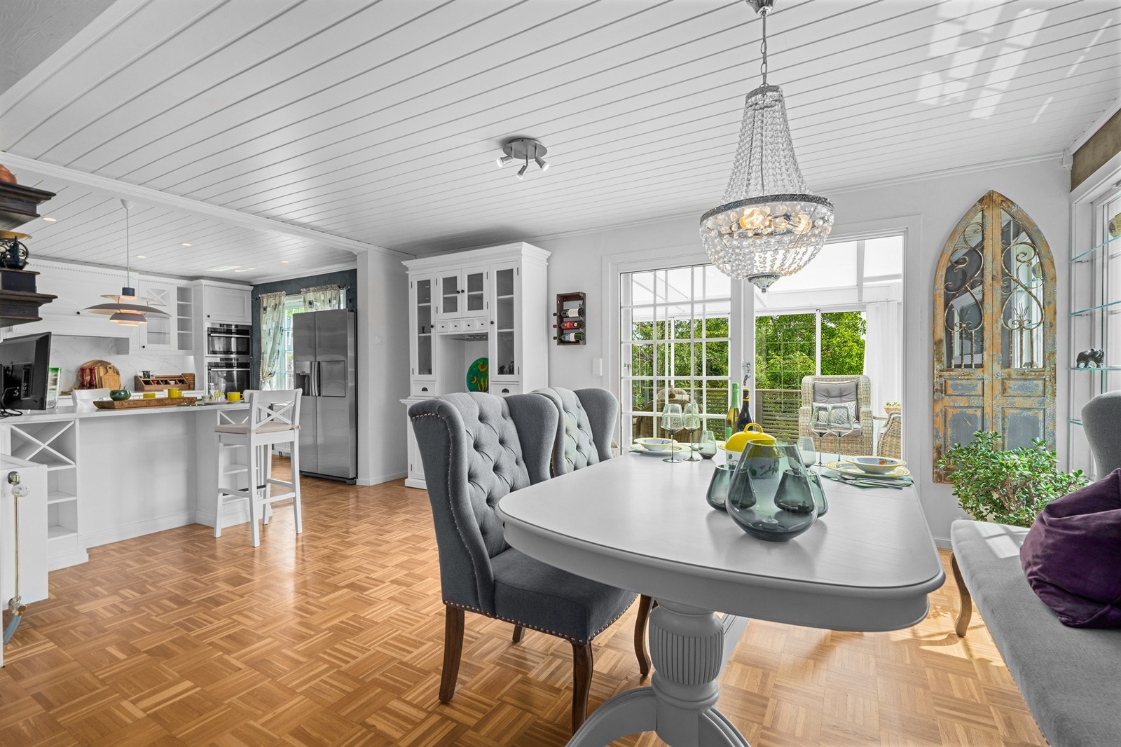 Spisestuen har flott lysinnslipp og nærhet til både kjøkken og vinterhage. Galleribilde