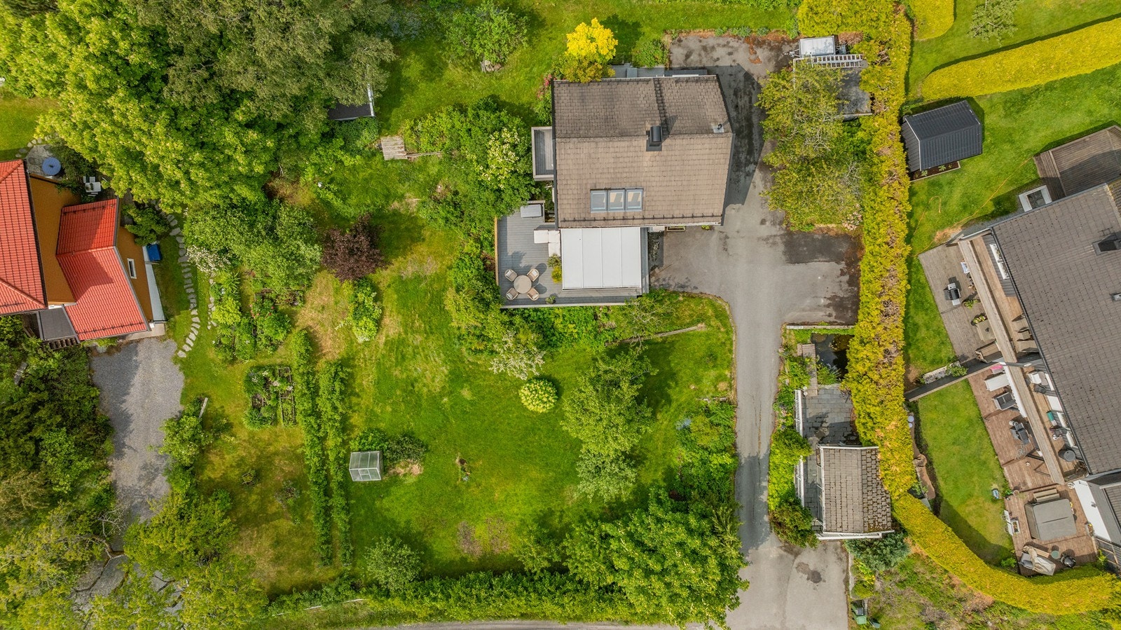 Oversiktlig eiendom med innbydende terrasse og romslig hage for hele familien. Galleribilde