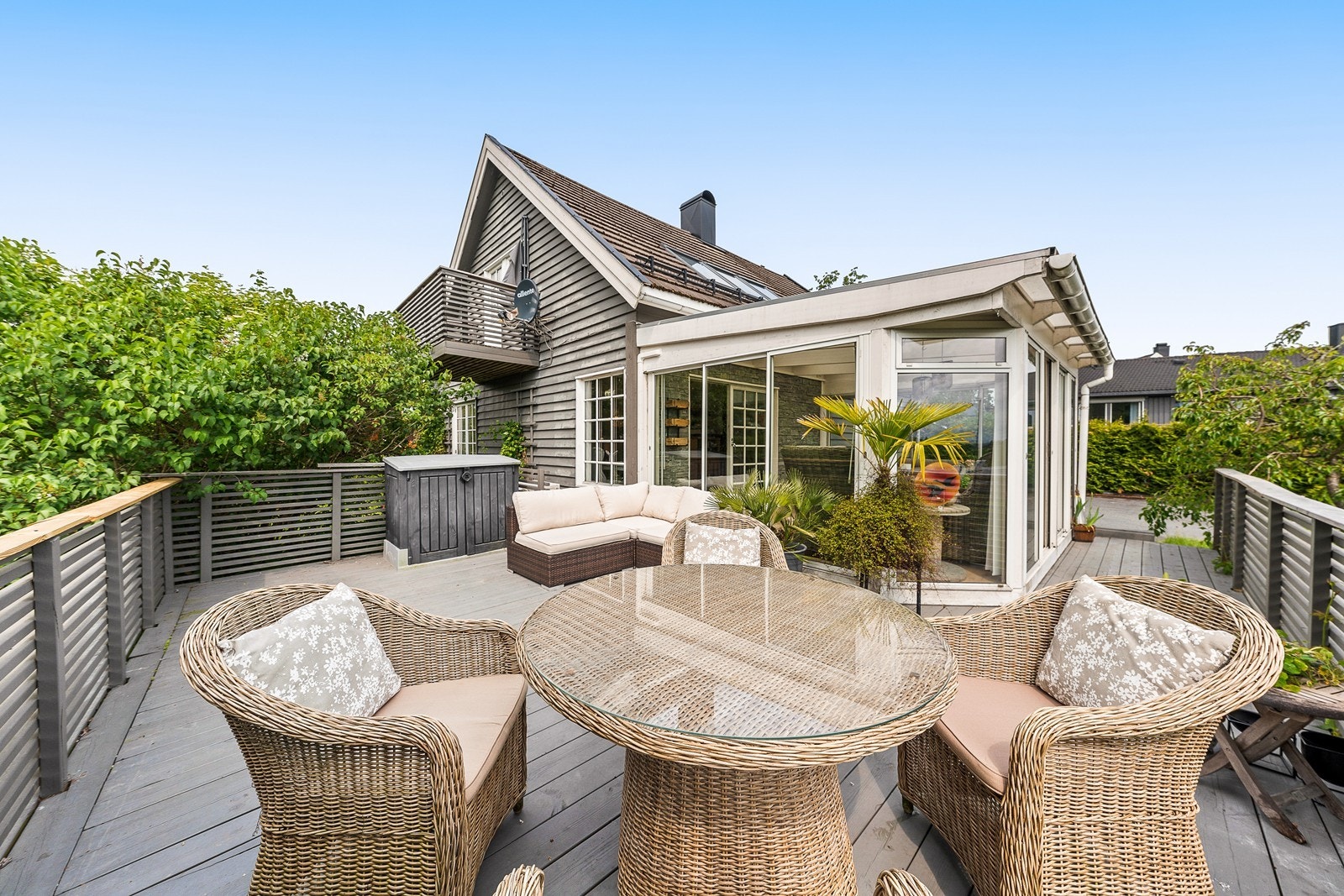 Terrassen ligger rett utenfor vinterhagen og gir sømløs overgang mellom inne og ute. Galleribilde