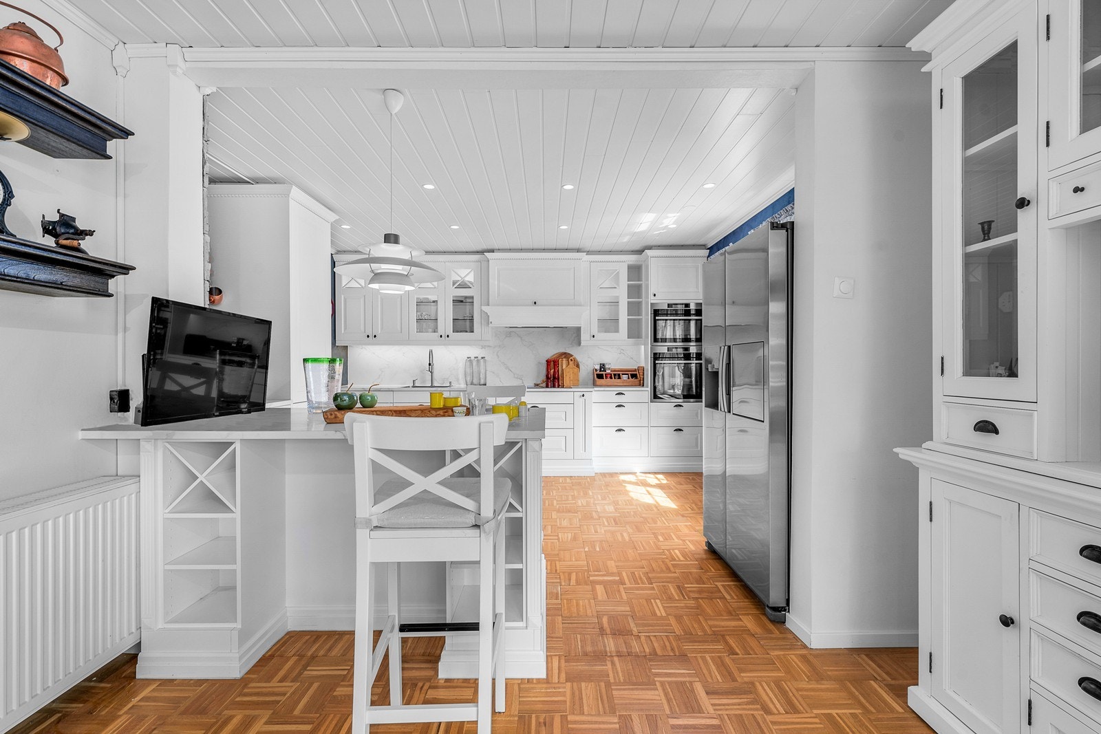 Åpen løsning mellom kjøkken og stue gir god flyt og romslig atmosfære. Galleribilde